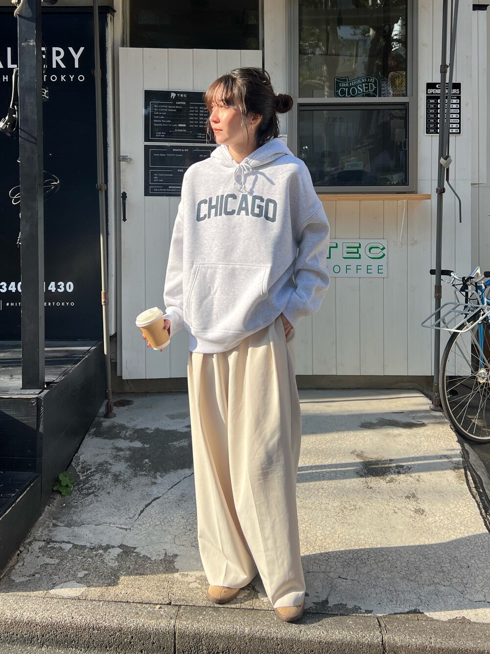 「最近のいい感じコーデ、冬コーデ、スニーカー、スウェット、パーカー、ワイドパンツ、シンプルコーデ、ゆるコーデ、ホワイトコーデ」｜「GOOD ROCK SPEEDの〈GOOD ROCK SPEED〉LIFEフーディ（パーカー、グレー系）」を使った、harunaさん（レディース・165cm）の秋コーディネートの4枚目の写真