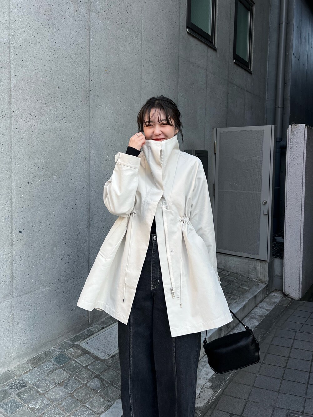 「デニム、オトナカジュアル、春服コーデ、パンツコーデ、着回しコーデ、きれいめカジュアル、シンプルスタイル、春、楽チンコーデ、大人ファッション、春服、デニムコーデ、春アウター」｜「CAPRICIEUX LE'MAGEのセンター切替デニム（デニムパンツ、ブラック系）」を使った、harunaさん（レディース・165cm）の冬コーディネートの4枚目の写真
