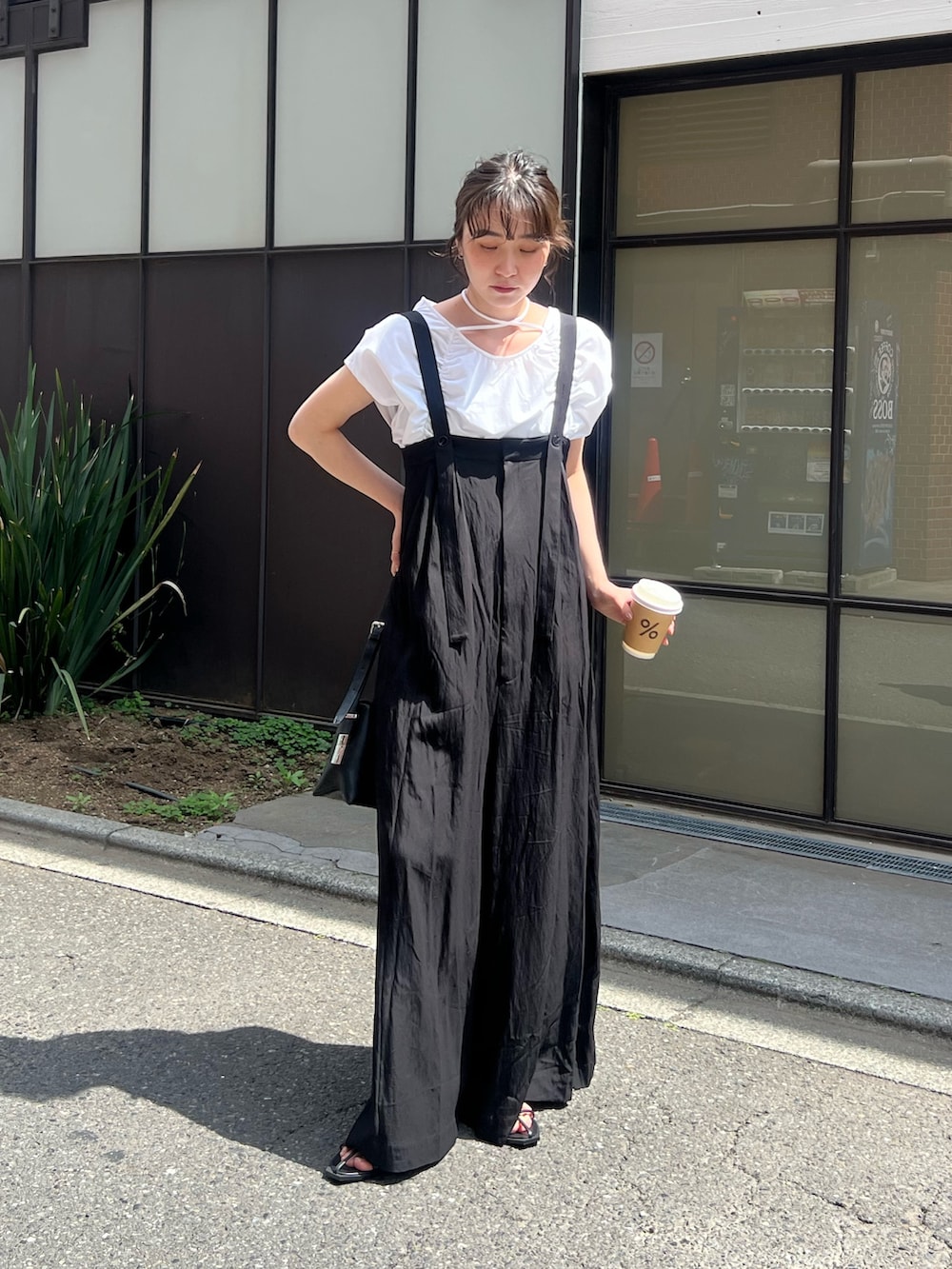 「大人カジュアル、最近のいい感じコーデ、リボン、モノトーン、フレアパンツ、春夏コーデ、シンプルコーデ、レイヤードスタイル、韓国ファッション、きれいめカジュアル、休日スタイル、大人女子、リラックススタイル、夏ファッション、大人かわいい」｜「CAPRICIEUX LE'MAGEのギャザーフレンチTシャツ（Tシャツ/カットソー、ホワイト系）」を使った、harunaさん（レディース・165cm）の春コーディネートの3枚目の写真