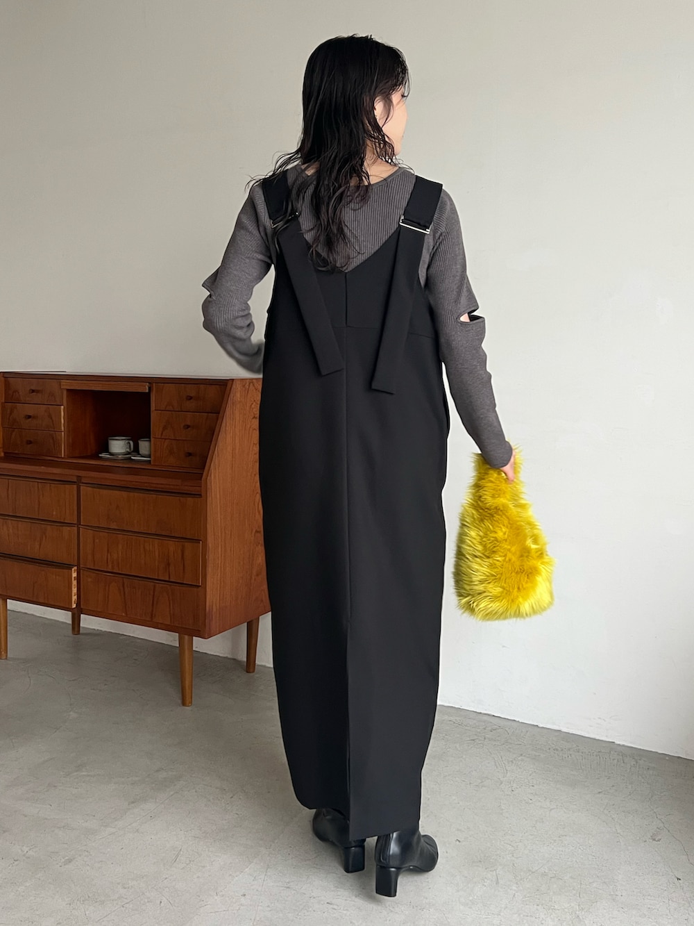 「秋服準備はじめました、秋服コーデ、お出かけコーデ、ラクチンコーデ、シンプル、秋、リブニット、ジャンスカ、モノトーンコーデ、高身長女子」｜「CAPRICIEUX LE'MAGEの【サイズ展開あり】フロントタックジャンスカ（ジャンパースカート、ブラック系）」を使った、harunaさん（レディース・165cm）の秋コーディネートの3枚目の写真