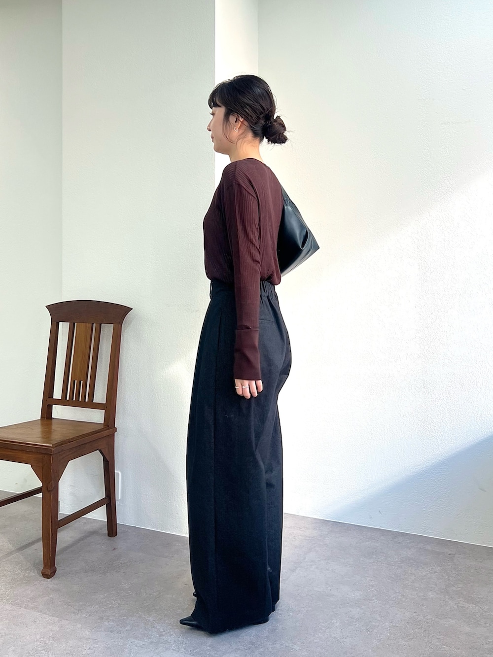 「秋服準備はじめました、休日スタイル、デニム、きれいめカジュアル、シアートップス、お出かけコーデ、初秋コーデ、キレイめコーデ、秋、ブラウン、着回しコーデ」｜「CAPRICIEUX LE'MAGEの【選べる4サイズ展開】2タックコットンパンツ（その他パンツ、ブラック系）」を使った、harunaさん（レディース・165cm）の夏コーディネートの3枚目の写真