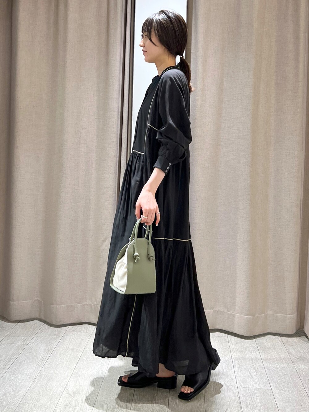 「ワンピース、ティアード、マキシ丈ワンピース、高身長女子、ブラックコーデ、ワントーンコーデ、コットン、サンダル、レース」｜「CAPRICIEUX LE'MAGEのバイカラーレースティアードワンピース（ワンピース、ブラック系）」を使った、harunaさん（レディース・165cm）の夏コーディネートの2枚目の写真