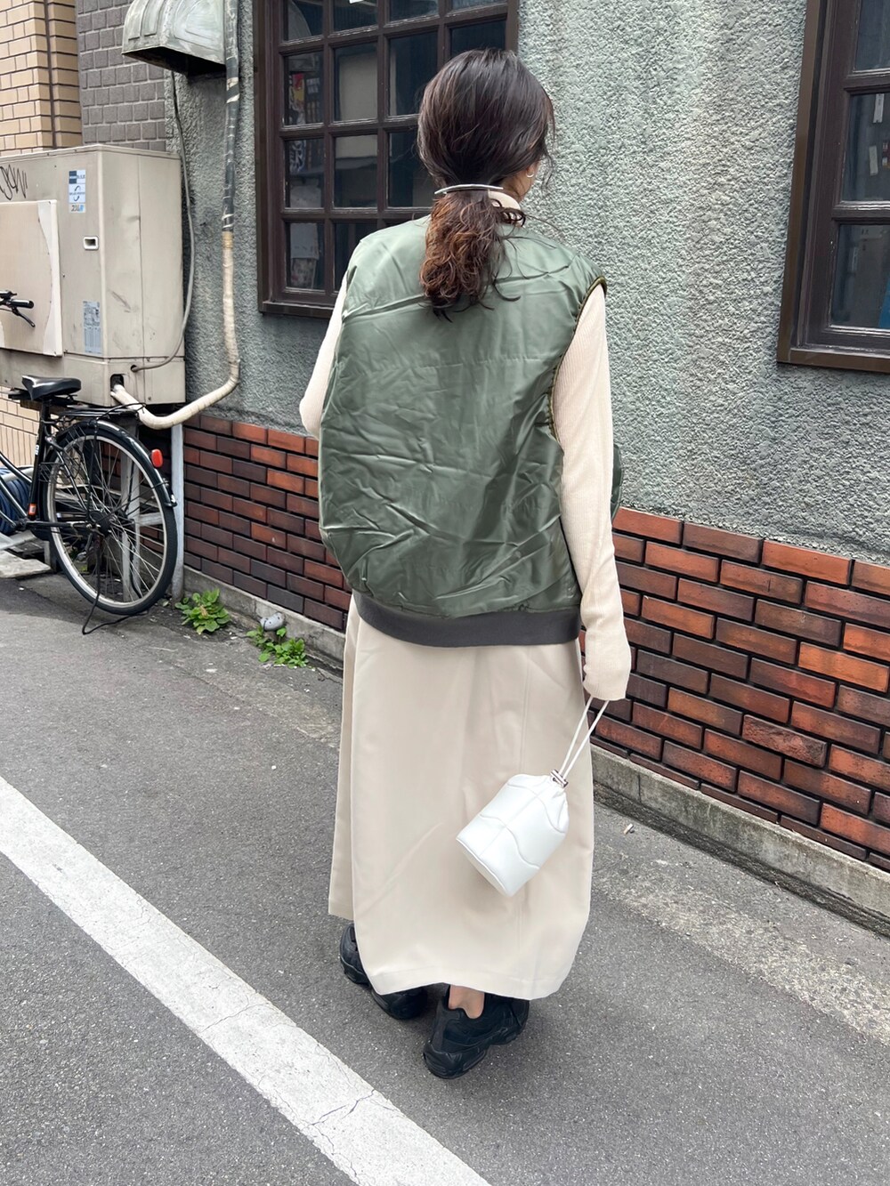 ホワイト系のワンピース、グリーン系のベスト、ホワイト系のニット/セーターを着用したレディースの冬コーディネートの4枚目の写真