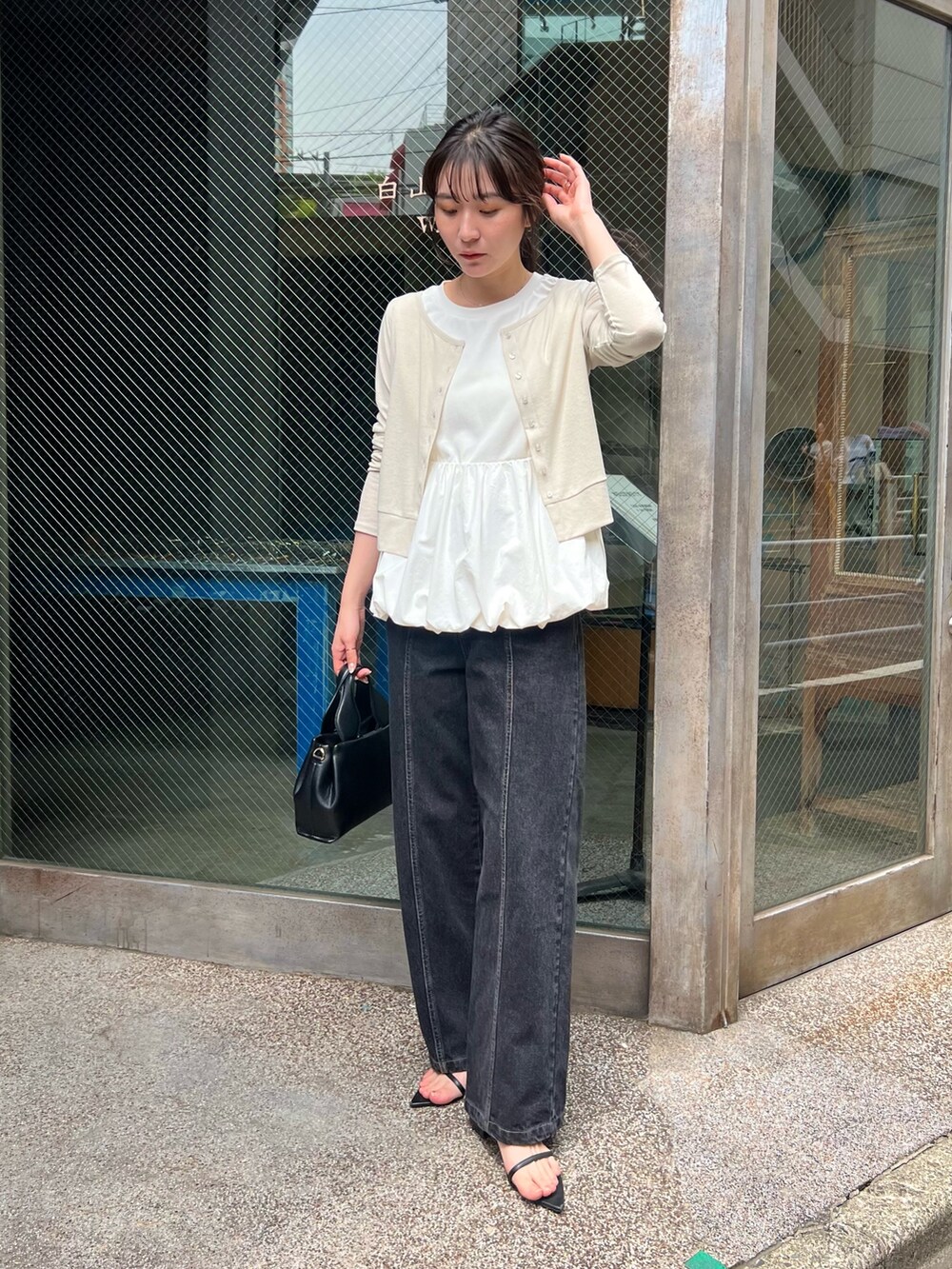 「ノースリーブ、デニム、夏コーデ、韓国ファッション、お出かけコーデ、休日スタイル、夏ファッション、オトナ女子、きれいめコーデ、楽チンコーデ、オトナカワイイ、デニムコーデ、カジュアルコーデ、高身長女子、バルーン」｜「CAPRICIEUX LE'MAGEの【夏の冷房対策にも◎】コンパクトカーディガン（Tシャツ/カットソー、ベージュ系）」を使った、harunaさん（レディース・165cm）の夏コーディネートの2枚目の写真