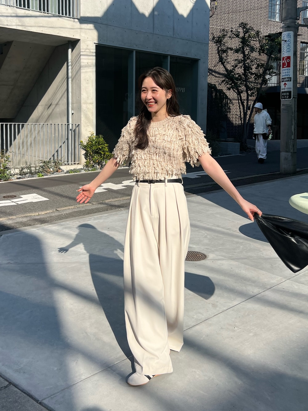 「大人カジュアル、最近のいい感じコーデ、リボン、春夏コーデ、シンプルコーデ、レイヤードスタイル、きれいめカジュアル、大人女子、春、カジュアルコーデ、キレイめ、オトナカジュアル、今日のコーデ、パンツスタイル」｜「CAPRICIEUX LE'MAGEのループフリンジ半袖プルオーバー（ニット/セーター、ベージュ系）」を使った、harunaさん（レディース・165cm）の春コーディネートの3枚目の写真