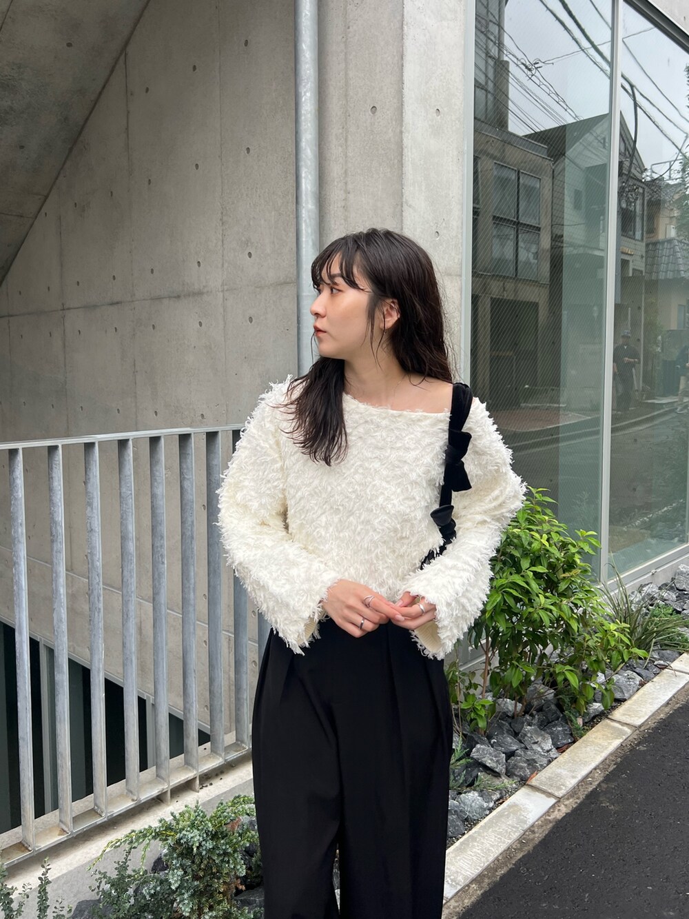「お出かけコーデ、フリンジ、ボートネック、ニット、ニットコーデ、ワイドパンツ、大人カジュアル、きれいめカジュアル、秋服、シンプルコーデ」｜「CAPRICIEUX LE'MAGEのベロアリボンバッグ（ショルダーバッグ、ブラック系）」を使った、harunaさん（レディース・165cm）の秋コーディネートの4枚目の写真