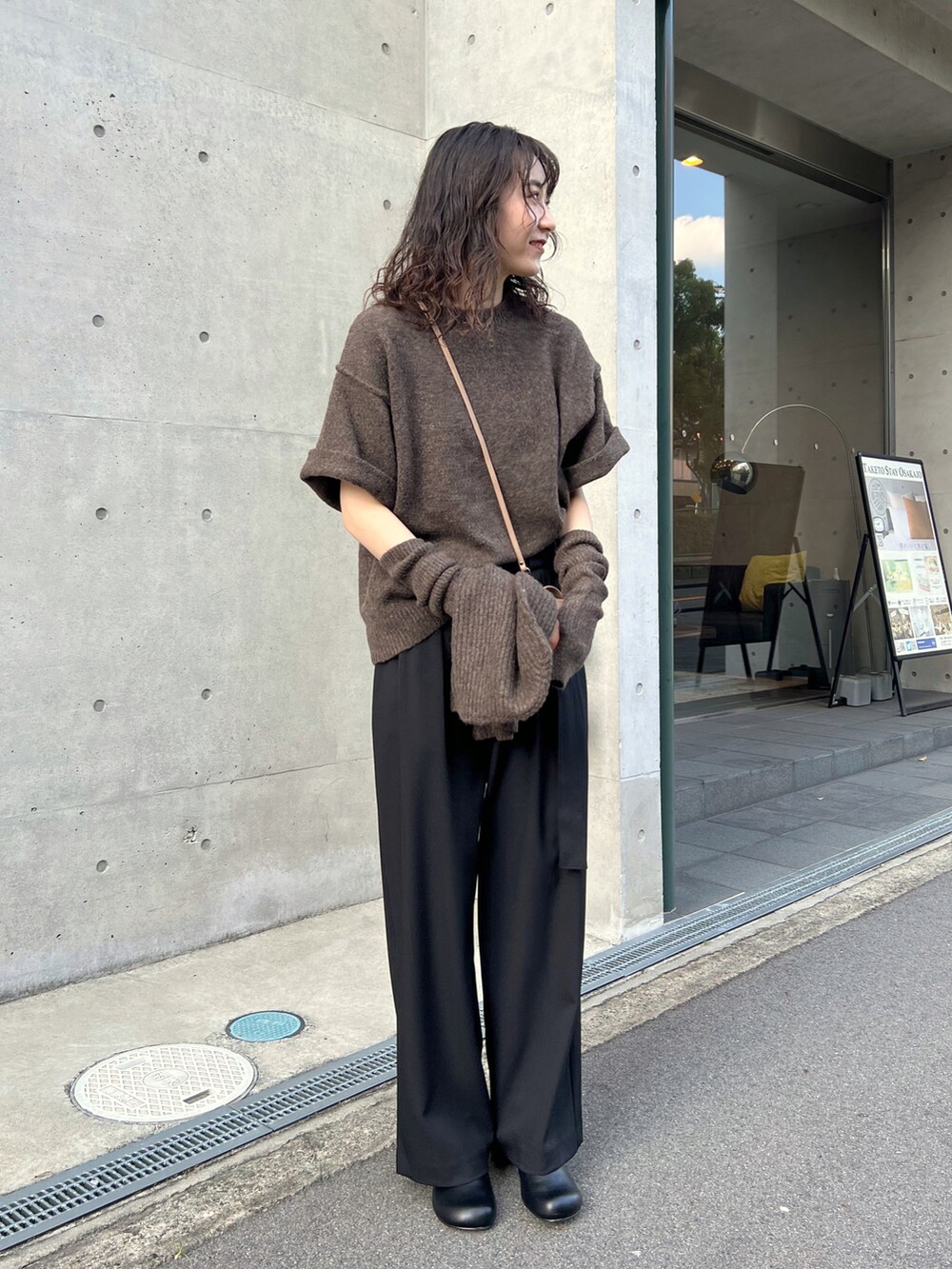 「バラクラバ、アームウォーマー、ニット、ブラウン、パンツスタイル、秋服コーデ、大人女子、大人カジュアル、ゆるコーデ、オーバーサイズ、ショルダーバッグ、大人かわいい、きれいめカジュアル、高身長コーデ、韓国ファッション」｜「CAPRICIEUX LE'MAGEの【セットアイテム】3SETニット（ニット/セーター、ブラウン系）」を使った、harunaさん（レディース・165cm）の秋コーディネートの2枚目の写真