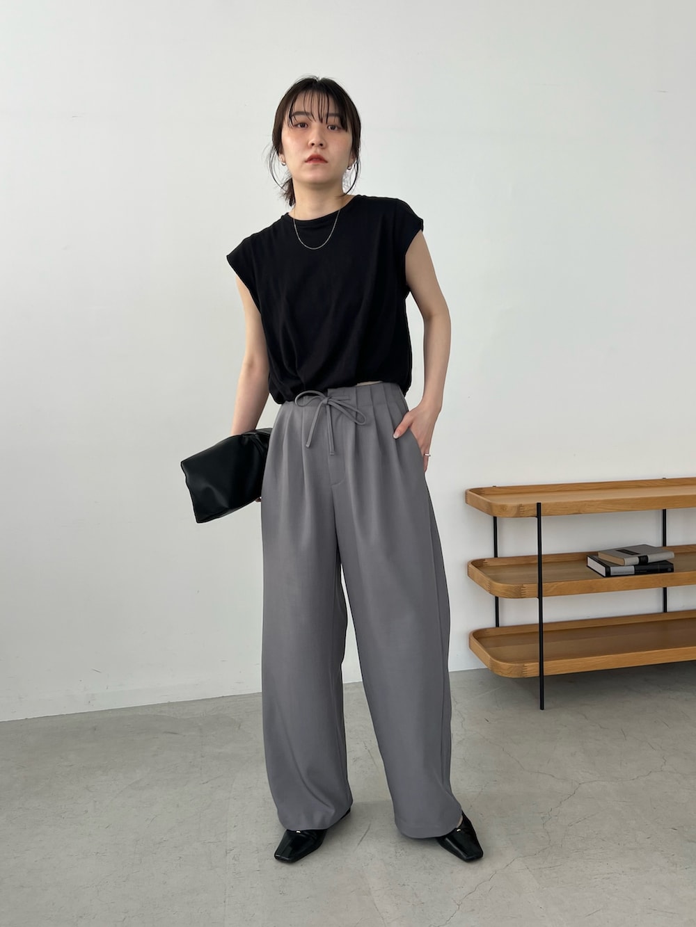 「大人カジュアル、最近のいい感じコーデ、モノトーン、春夏コーデ、シンプルコーデ、きれいめカジュアル、休日スタイル、大人女子、カジュアルコーデ、ラクチンコーデ、デニム、夏ファッション、春カラー、デニムコーデ、休日」｜「CAPRICIEUX LE'MAGEの【低身長サイズあり】ドロストパンツ（その他パンツ、グレー系）」を使った、harunaさん（レディース・165cm）の春コーディネートの2枚目の写真