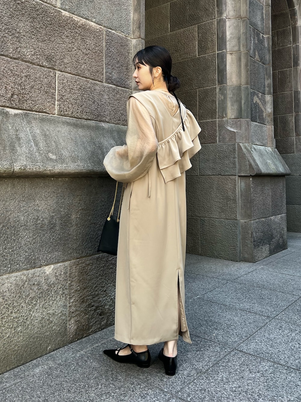 「ワンピース、お出かけコーデ、レイヤードスタイル、淡色コーデ、ジャンスカ、シア―ブラウス、シアートップス、フリル、着回しコーデ、オケージョン、オケージョンスタイル、お呼ばれスタイル、お呼ばれ、二次会コーデ」｜「CAPRICIEUX LE'MAGEの【オケージョンアイテム】【サイズ展開あり】3SETアシメフリルワンピース（ワンピース/ドレス、ベージュ系）」を使った、harunaさん（レディース・165cm）の冬コーディネートの2枚目の写真
