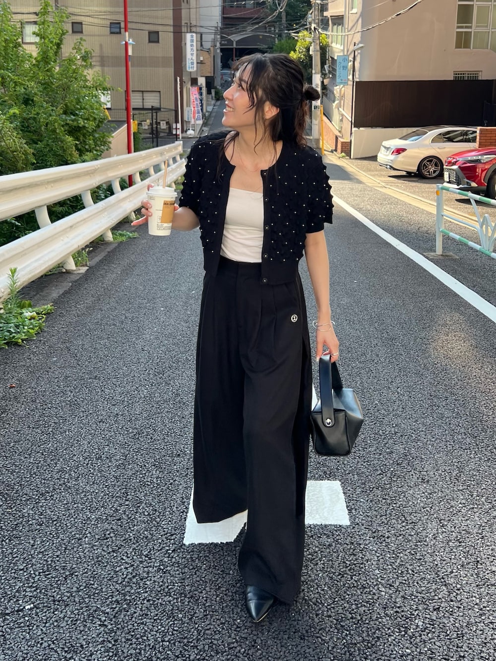 「お出かけコーデ、秋服準備はじめました、レイヤードスタイル、モノトーン、カーディガン、カーディガンコーデ、ワイドパンツ、休日スタイル、ドット、骨格ナチュラル、高身長女子」｜「CAPRICIEUX LE'MAGEの【C.L】サイドタックワイドパンツ（その他パンツ、ブラック系）」を使った、harunaさん（レディース・165cm）の夏コーディネートの4枚目の写真
