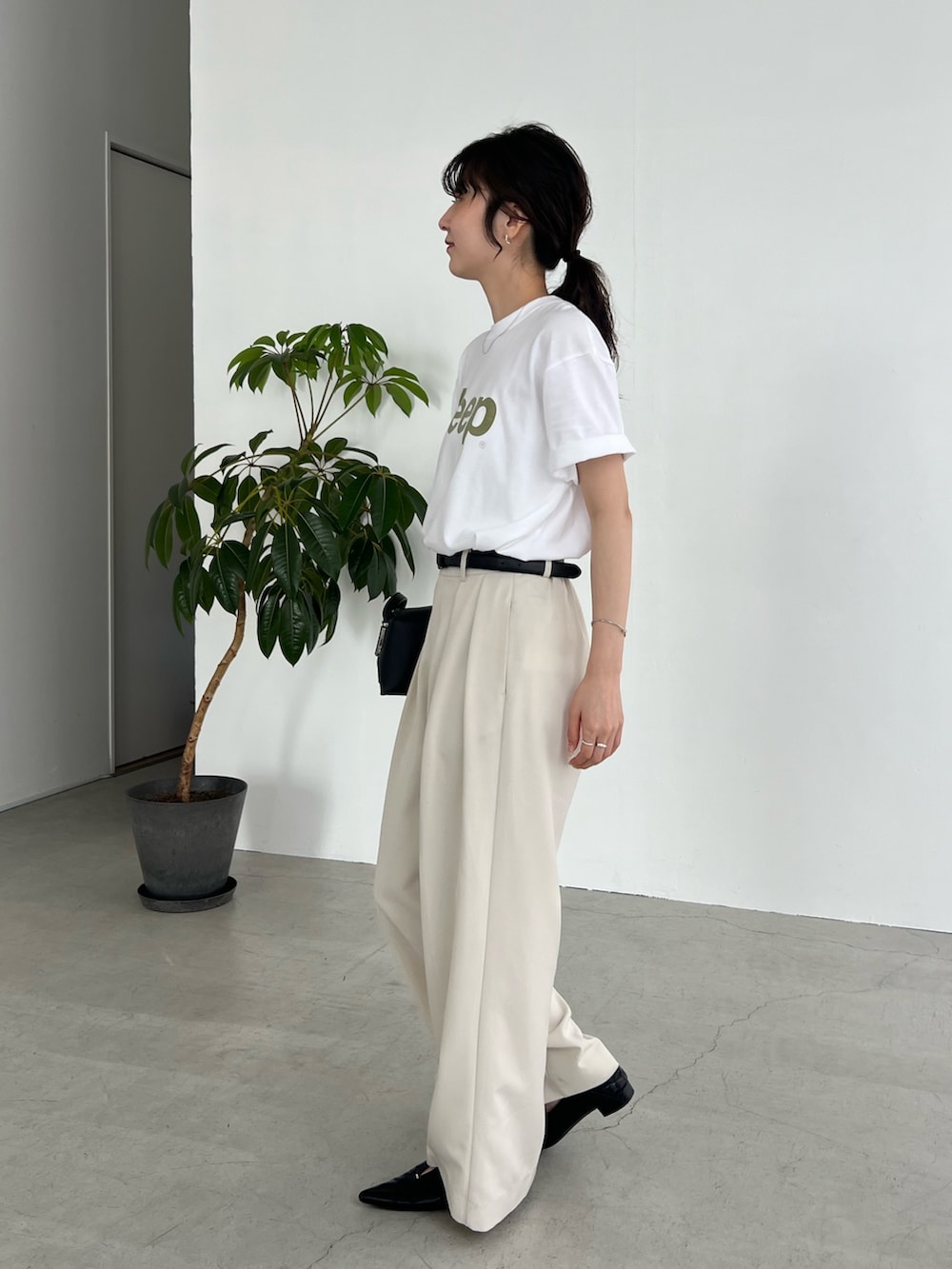 「最近のいい感じコーデ、大人カジュアル、春夏コーデ、シンプルコーデ、きれいめカジュアル、休日スタイル、大人女子、カジュアルコーデ、ラクチンコーデ、夏ファッション、春カラー、休日、オトナカジュアル、トレンド、パンツスタイル」｜「GOOD ROCK SPEEDの〈GOOD ROCK SPEED〉JEEP Tシャツ（Tシャツ/カットソー、ホワイト系）」を使った、harunaさん（レディース・165cm）の春コーディネートの5枚目の写真