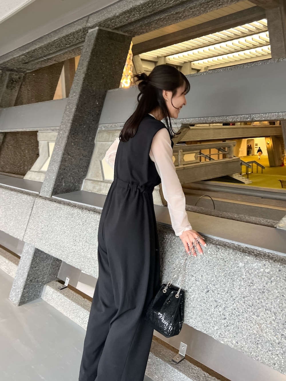 「休日スタイル、オフィスカジュアル、モノトーン、デートコーデ、春コーデ、春服みてみて、ロンパース、大人カジュアル、セレモニー、セレモニーコーデ、キレイめ」｜「CAPRICIEUX LE'MAGEのジャケット風ロンパース（つなぎ/オールインワン、ブラック系）」を使った、harunaさん（レディース・165cm）の冬コーディネートの5枚目の写真