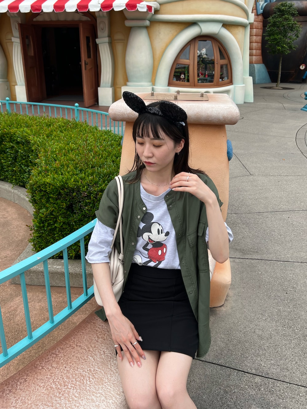 「ディズニーコーデ、ディズニーランド、お出かけコーデ、休日コーデ、きれいめカジュアル、カジュアル、ミリタリーベスト、ミニスカート、大人かわいい、ロゴT、スニーカー、ナイキ」｜「NIKEのナイキ エア マックス 95 エッセンシャル メンズシューズ / スニーカー / NIKE AIR MAX 95 ESSENTIAL Men’s Shoes（スニーカー、ブラック系）」を使った、harunaさん（レディース・165cm）の夏コーディネートの2枚目の写真
