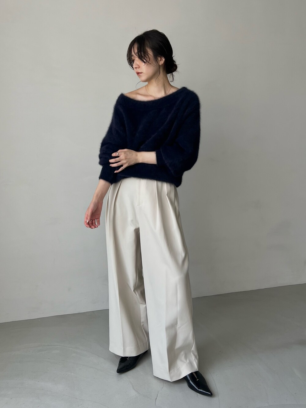 「お出かけコーデ、秋服準備はじめました、ニット、ニットコーデ、モノトーン、シンプルコーデ、大人カジュアル、きれいめカジュアル、オフショル」｜「CAPRICIEUX LE'MAGEの＜新色追加/ブルー＞2タックワイドパンツ（その他パンツ、ホワイト系）」を使った、harunaさん（レディース・165cm）の夏コーディネートの3枚目の写真