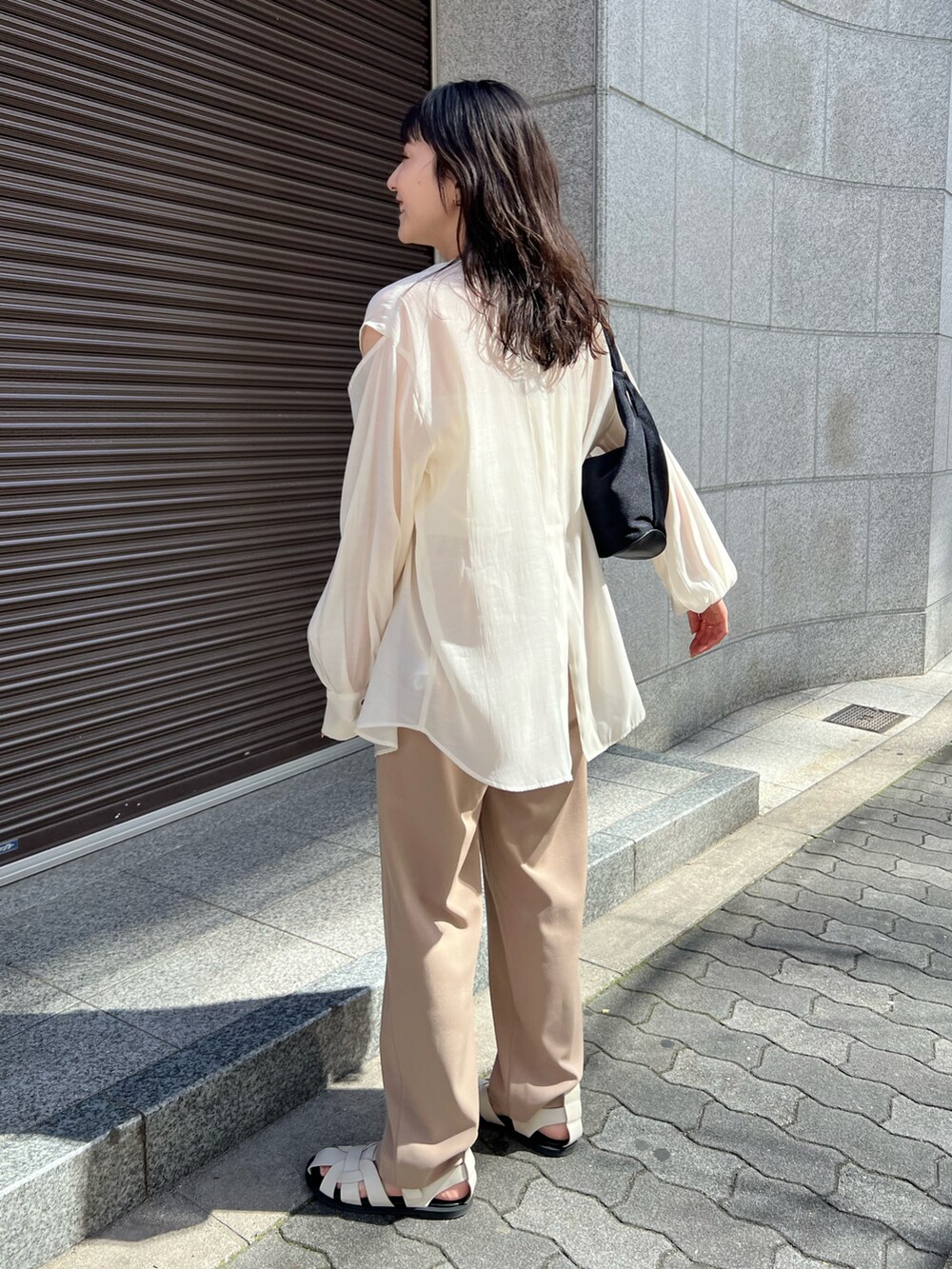 「オトナ女子、おでかけコーデ、春服コーデ、休日スタイル、きれいめカジュアル、ゆるコーデ、ベージュ、ワントーンコーデ、淡色コーデ、スリット、パンツスタイル、シアーシャツ」｜「CAPRICIEUX LE'MAGEのカットジョーゼットパンツ（その他パンツ、ベージュ系）」を使った、harunaさん（レディース・165cm）の春コーディネートの2枚目の写真
