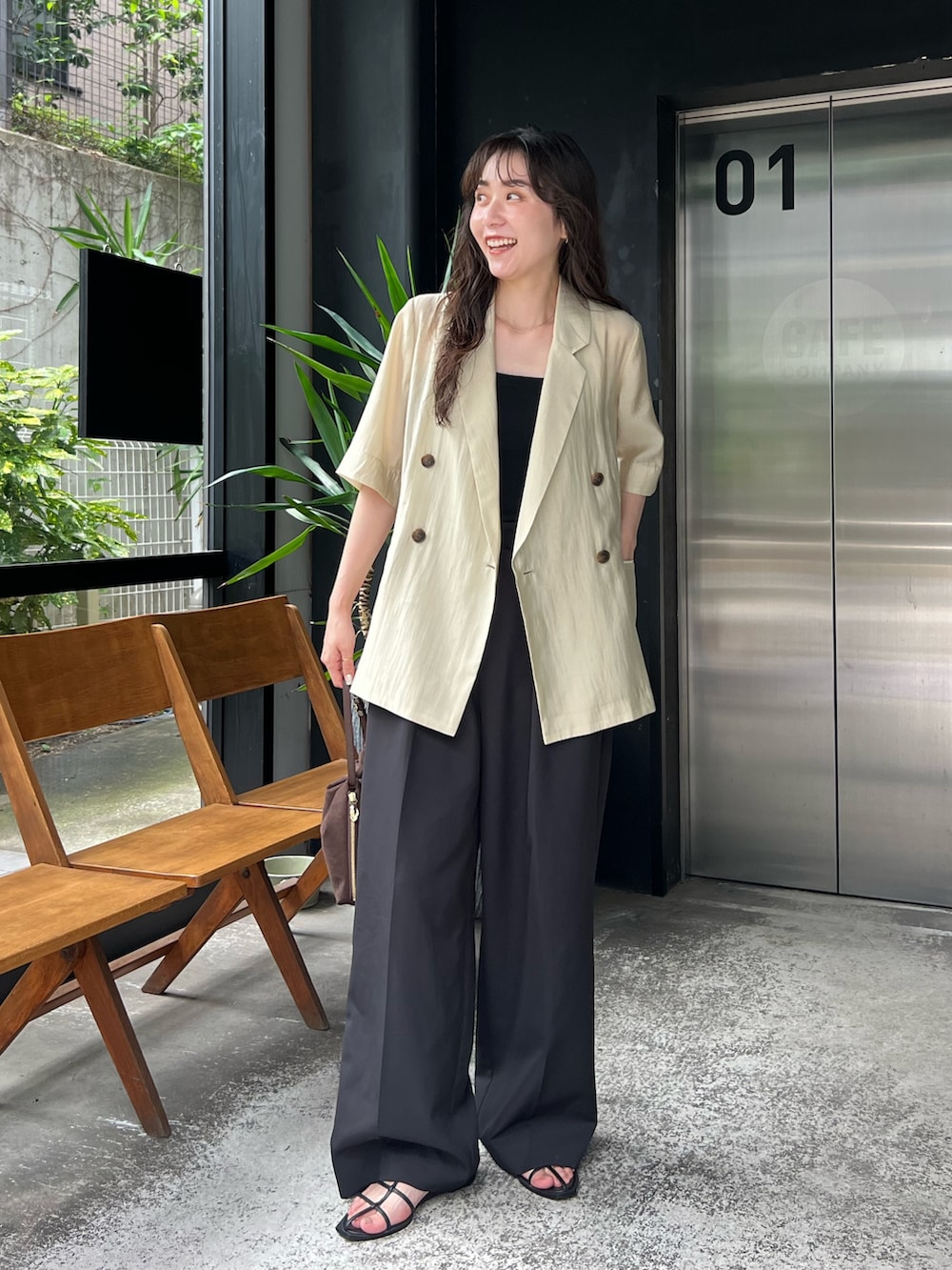 「休日スタイル、シンプルコーデ、きれいめカジュアル、夏コーデ、ブラックコーデ、お出かけコーデ、大人かわいい、シャツ/ブラウス、秋コーデ、骨格ナチュラル、高身長女子、シアージャケット」｜「CAPRICIEUX LE'MAGEの【夏の羽織りに◎】シアー半袖ジャケット（テーラードジャケット、ベージュ系）」を使った、harunaさん（レディース・165cm）の夏コーディネートの2枚目の写真
