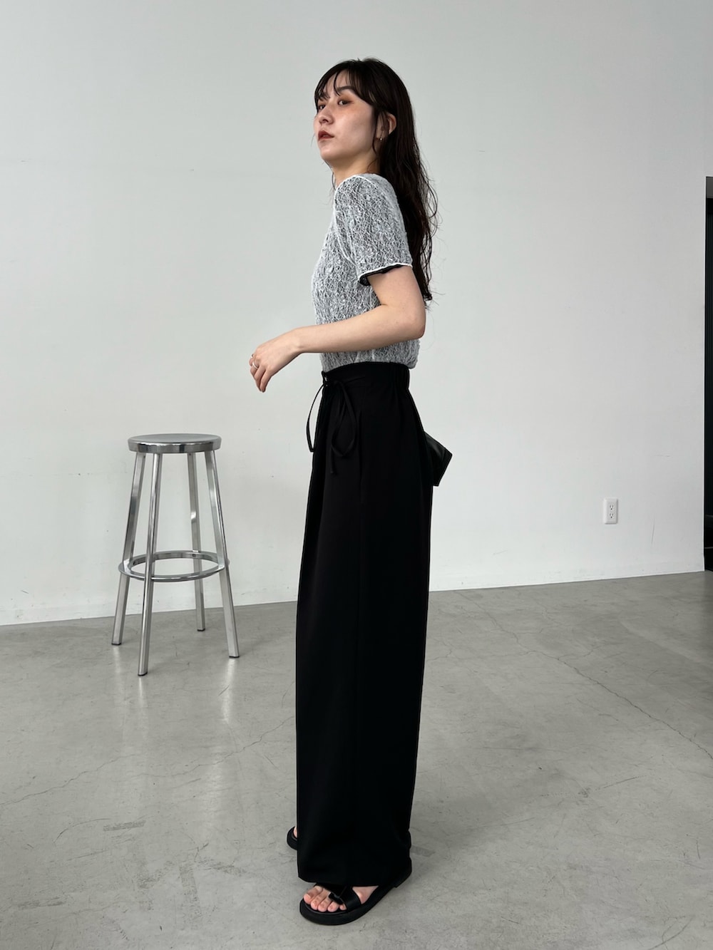 「ブラックコーデ、シアートップス、夏コーデ、サンダル、お出かけコーデ、休日スタイル、シンプルスタイル、大人コーデ、大人女子、夏服コーデ、キレイめ、夏、おでかけ服、高身長女子、骨格ナチュラル」｜「CAPRICIEUX LE'MAGEの【1枚で二役】レースリバ半袖Tシャツ（Tシャツ/カットソー、ブラック系）」を使った、harunaさん（レディース・165cm）の夏コーディネートの3枚目の写真