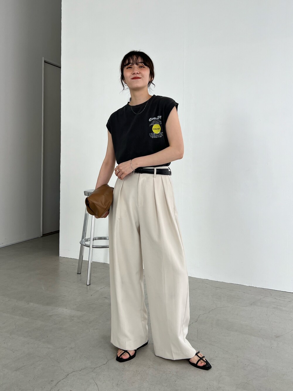 「モノトーン、大人カジュアル、春夏コーデ、シンプルコーデ、きれいめカジュアル、休日スタイル、大人女子、カジュアルコーデ、ラクチンコーデ、休日、最近のいい感じコーデ、オトナカジュアル、パンツスタイル」｜「GOOD ROCK SPEEDの〈GOOD ROCK SPEED〉GREENDAYノースリＴシャツ（Tシャツ/カットソー、ブラック系）」を使った、harunaさん（レディース・165cm）の春コーディネートの2枚目の写真
