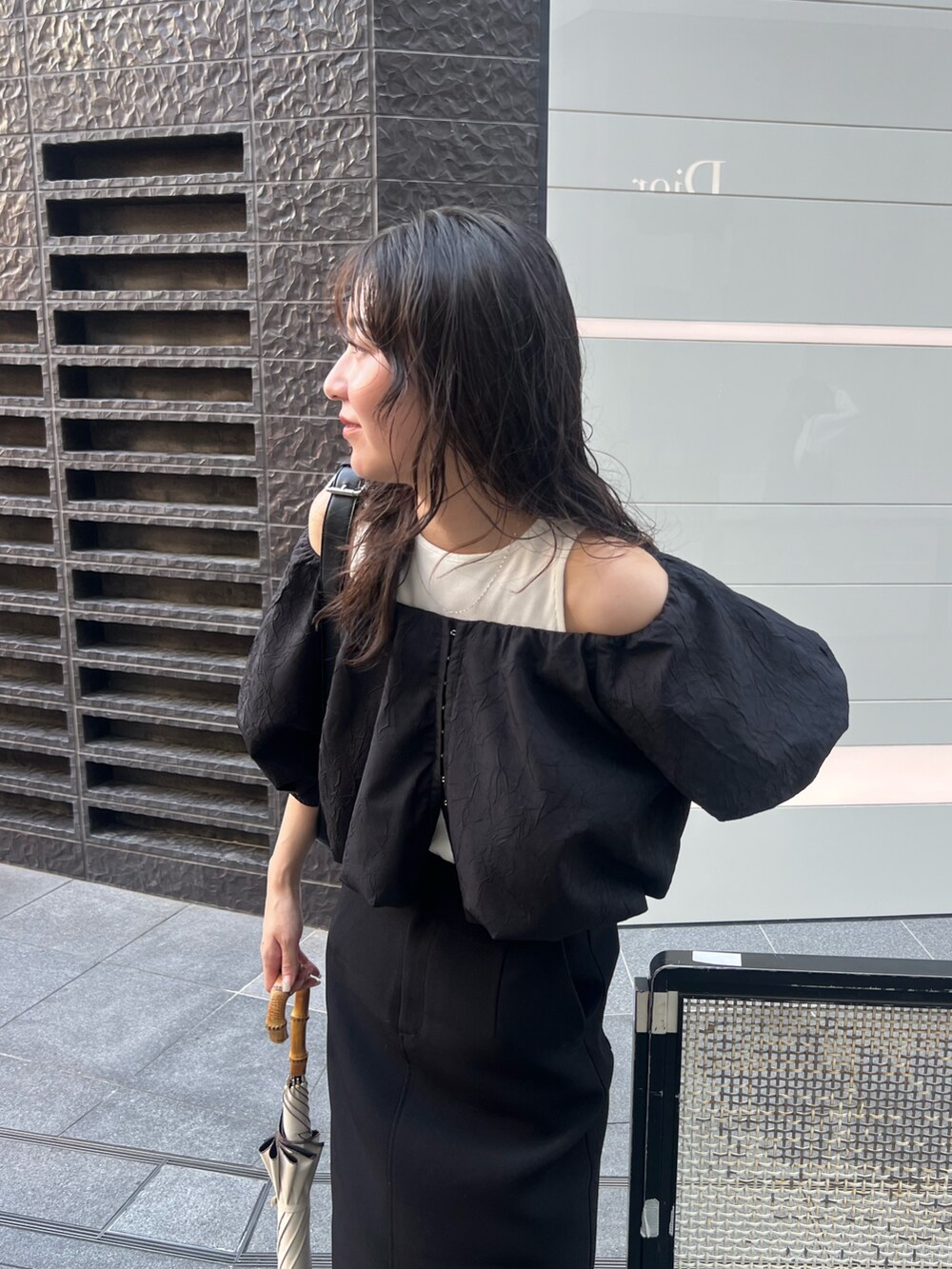 「お出かけコーデ、秋服準備はじめました、モノトーン、レイヤードスタイル、夏コーデ、デニム、シンプルコーデ、骨格ナチュラル、オフショル」｜「CAPRICIEUX LE'MAGEの【低身長サイズあり】マキシIラインスカート（スカート、ブラック系）」を使った、harunaさん（レディース・165cm）の夏コーディネートの4枚目の写真