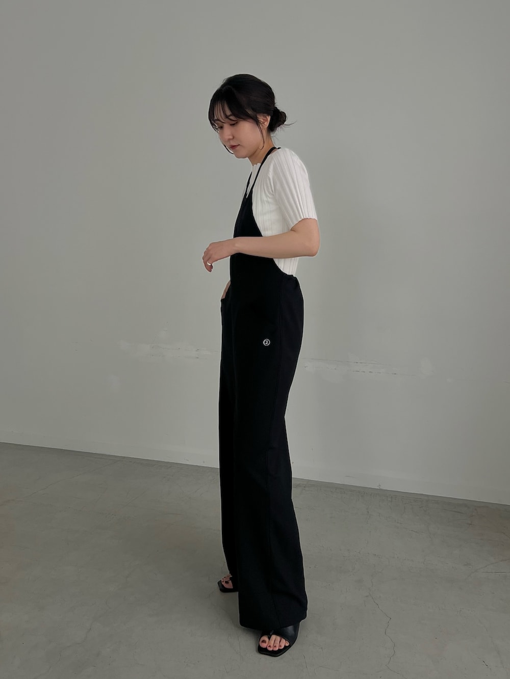 「モノトーン、お出かけコーデ、きれいめカジュアル、春夏コーデ、休日スタイル、カジュアルコーデ、大人かわいい、パンツスタイル、ゆったりコーデ、ロンパース」｜「CAPRICIEUX LE'MAGEの【C.L】アメスリロンパース（つなぎ/オールインワン、ブラック系）」を使った、harunaさん（レディース・165cm）の春コーディネートの4枚目の写真
