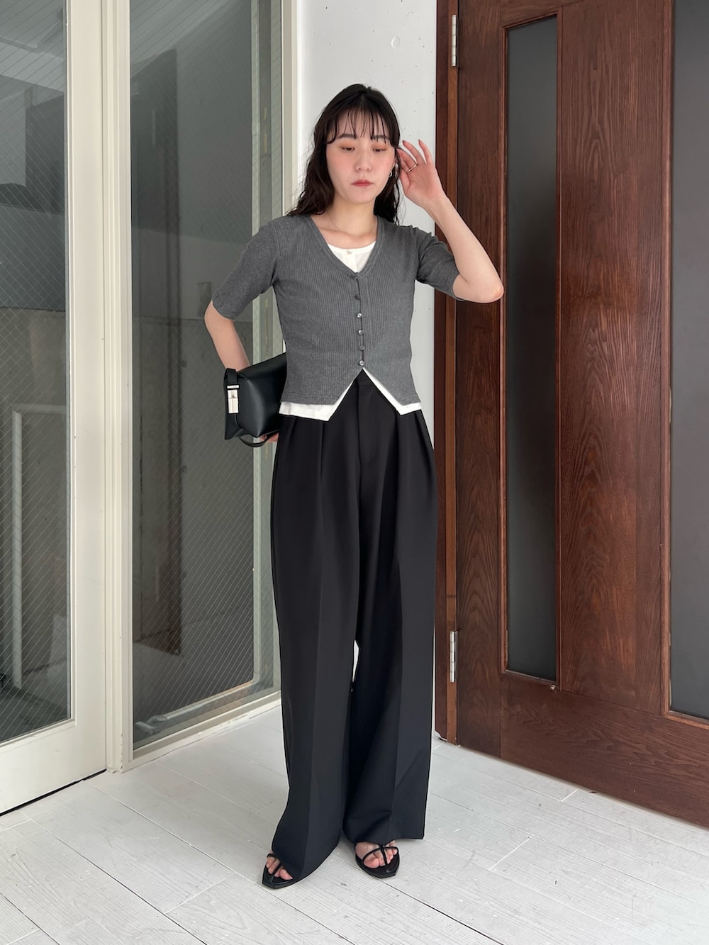 「夏コーデ、サンダル、ブラックコーデ、お出かけコーデ、休日スタイル、夏ファッション、オトナ女子、きれいめコーデ、楽チンコーデ、春夏コーデ、オトナカワイイ、カジュアルコーデ、高身長女子」｜「CAPRICIEUX LE'MAGEの【低身長・高身長サイズあり】2タックワイドパンツ（その他パンツ、ブラック系）」を使った、harunaさん（レディース・165cm）の夏コーディネートの3枚目の写真