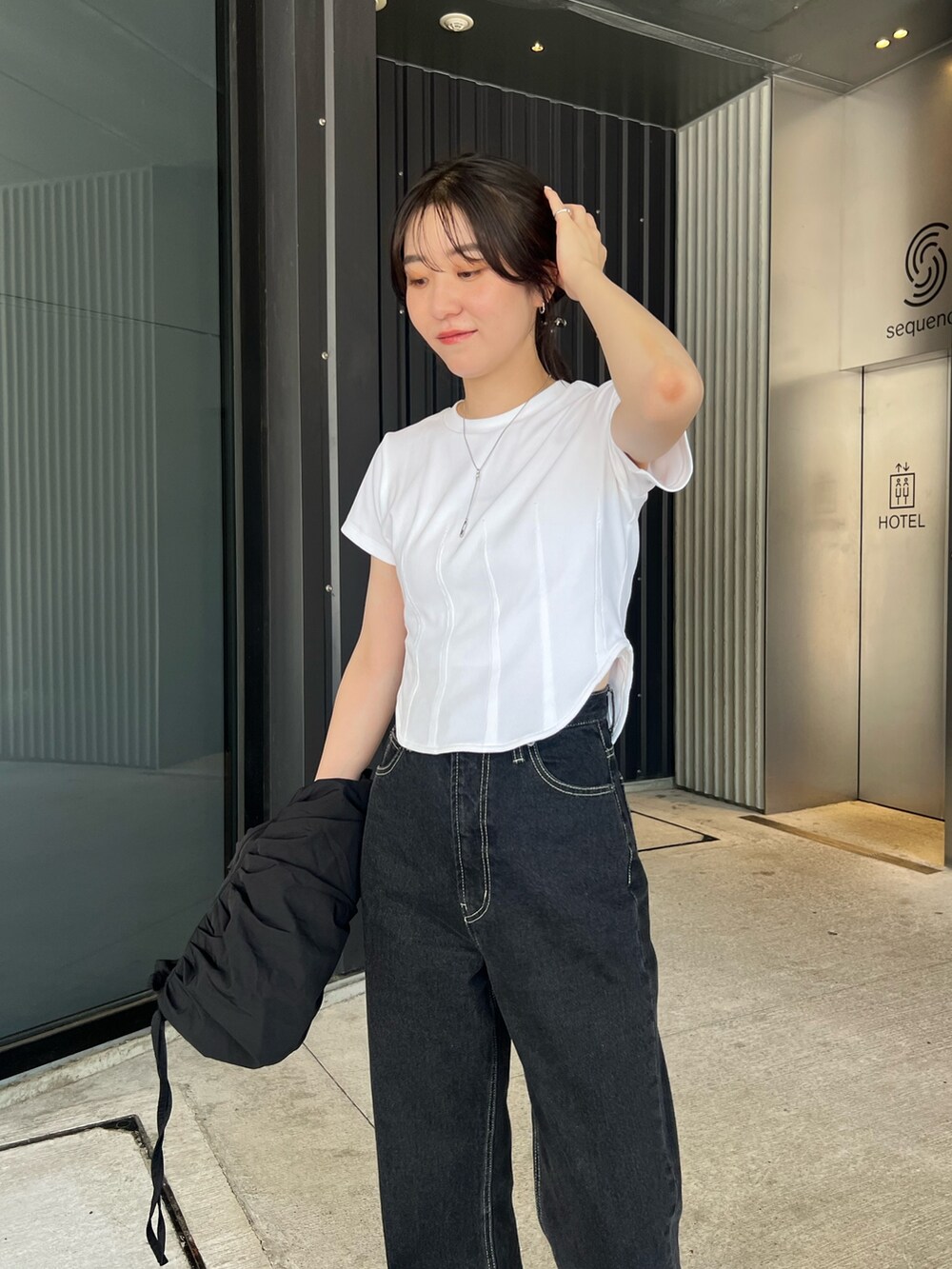 「休日スタイル、きれいめカジュアル、シンプル、シンプルコーデ、デニム、デニムコーデ、Tシャツ、コルセット、肌見せ」｜「CAPRICIEUX LE'MAGEの13ozハイウエストストレートデニム（デニムパンツ、ブラック系）」を使った、harunaさん（レディース・165cm）の夏コーディネートの4枚目の写真