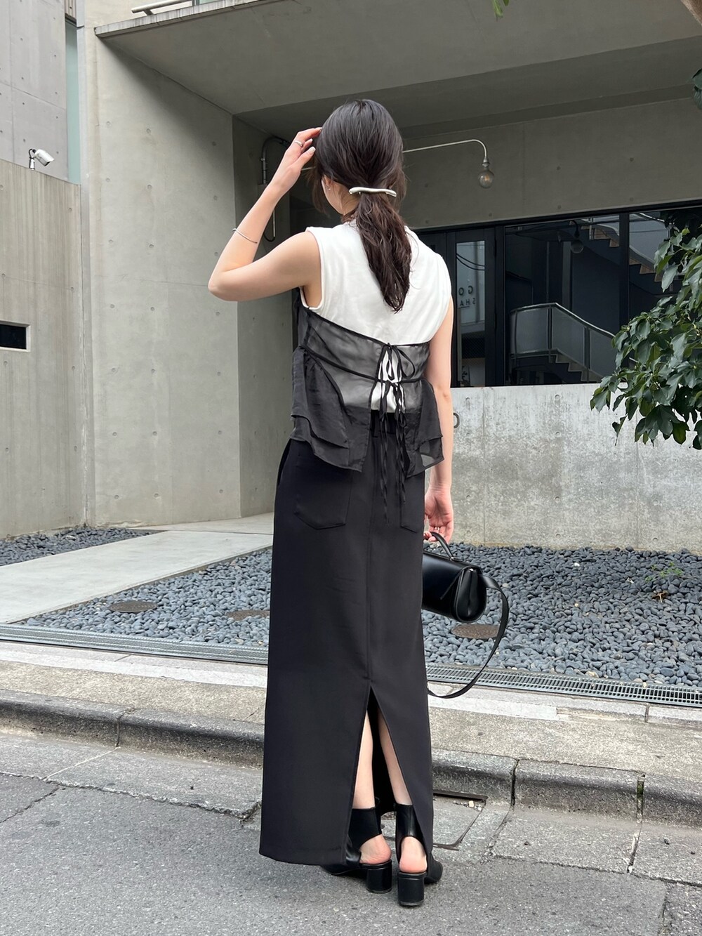 「モノトーン、きれいめカジュアル、フリル、オーガンジー、サンダル、Tシャツ、スカート、シンプルコーデ、夏コーデ、ビスチェ、マキシスカート」｜「CAPRICIEUX LE'MAGEのマキシIラインスカート（スカート、ブラック系）」を使った、harunaさん（レディース・165cm）の春コーディネートの2枚目の写真