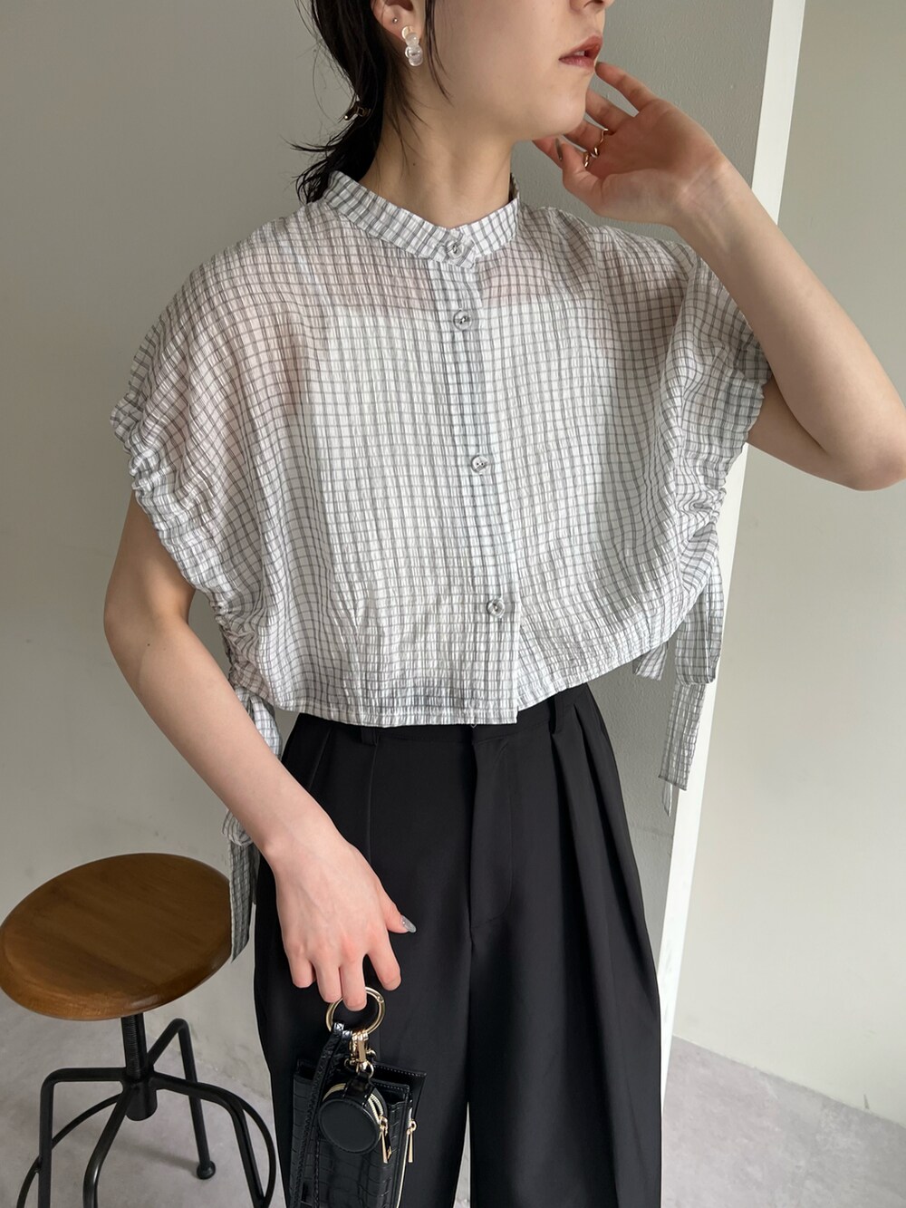 「休日スタイル、シンプルコーデ、キレイめカジュアル、春夏コーデ、初夏コーデ、ＧＷ、春、オトナ女子、シャツスタイル、モノトーンコーデ、ワイドパンツ、チェックシャツ」｜「CAPRICIEUX LE'MAGEの＜新色追加/ブルー＞2タックワイドパンツ（その他パンツ、ブラック系）」を使った、harunaさん（レディース・165cm）の春コーディネートの3枚目の写真