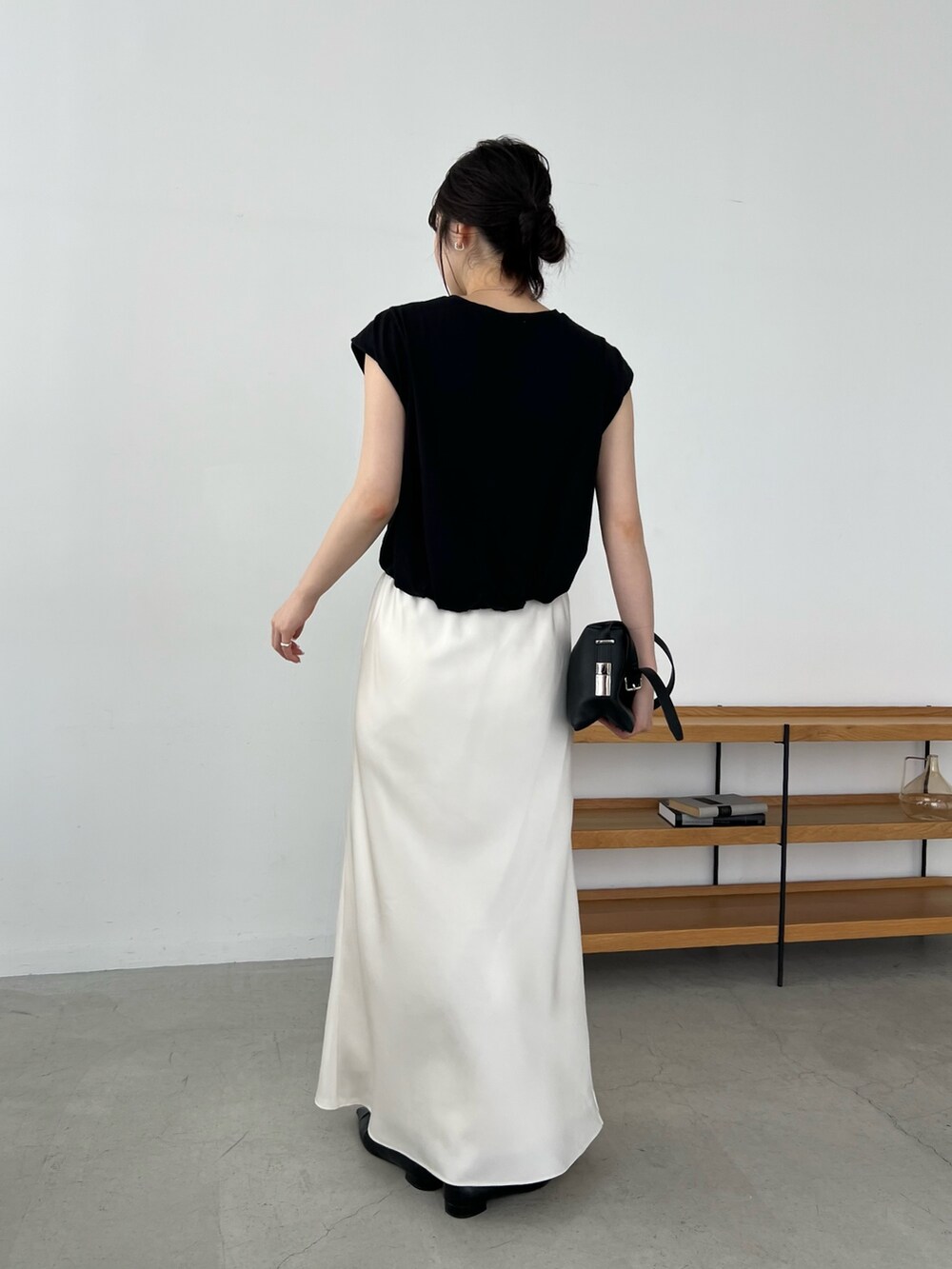 「最近のいい感じコーデ、モノトーン、大人カジュアル、春夏コーデ、シンプルコーデ、きれいめカジュアル、休日スタイル、大人女子、春、大人かわいい、ラクチンコーデ、休日、オトナカジュアル」｜「CAPRICIEUX LE'MAGEのバイアススカート（スカート、ホワイト系）」を使った、harunaさん（レディース・165cm）の春コーディネートの4枚目の写真