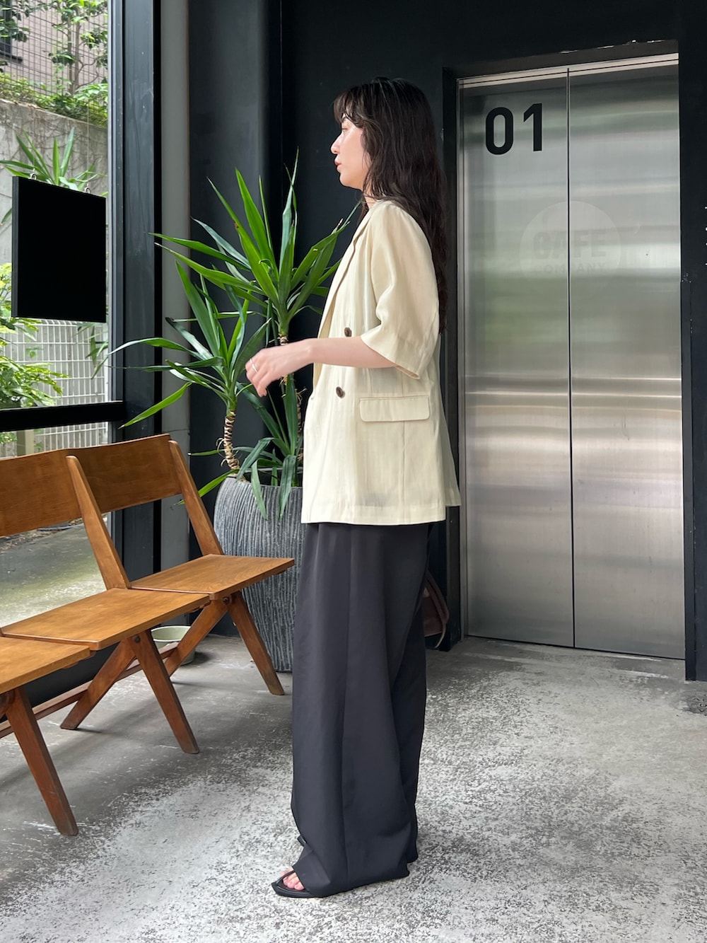「休日スタイル、シンプルコーデ、きれいめカジュアル、夏コーデ、ブラックコーデ、お出かけコーデ、大人かわいい、シャツ/ブラウス、秋コーデ、骨格ナチュラル、高身長女子、シアージャケット」｜「CAPRICIEUX LE'MAGEの【夏の羽織りに◎】シアー半袖ジャケット（テーラードジャケット、ベージュ系）」を使った、harunaさん（レディース・165cm）の夏コーディネートの3枚目の写真