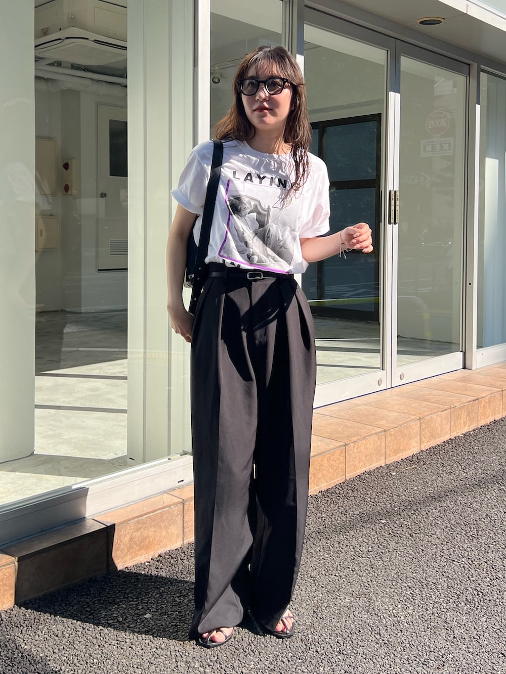 「サングラス、夏コーデ、サンダル、ブラックコーデ、お出かけコーデ、アウトドアスタイル、休日スタイル、夏ファッション、オトナ女子、カジュアルコーデ、骨格ナチュラル、高身長女子」｜「CAPRICIEUX LE'MAGEの【低身長・高身長サイズあり】2タックワイドパンツ（その他パンツ、ブラック系）」を使った、harunaさん（レディース・165cm）の夏コーディネートの3枚目の写真