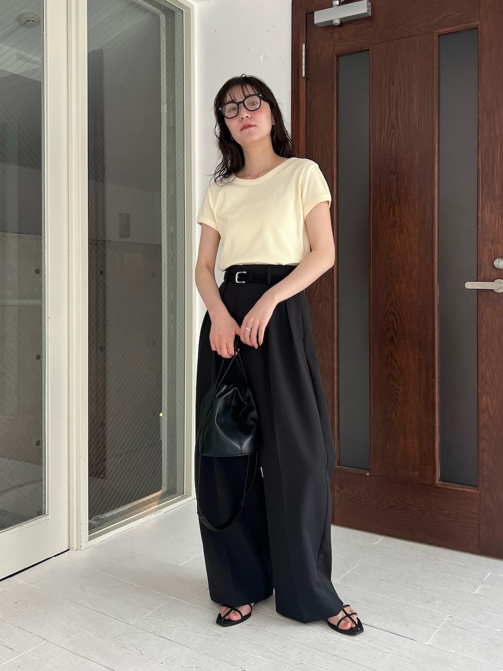「ワイドパンツ、サンダル、デートコーデ、メガネ女子、きれいめカジュアル、夏コーデ、ラクチンコーデ、初夏コーデ、オトナ女子、夏服、ゆるコーデ、大人かわいい、高身長コーデ」｜「CAPRICIEUX LE'MAGEのラウンドスリーブTシャツ（Tシャツ/カットソー、イエロー系）」を使った、harunaさん（レディース・165cm）の春コーディネートの2枚目の写真