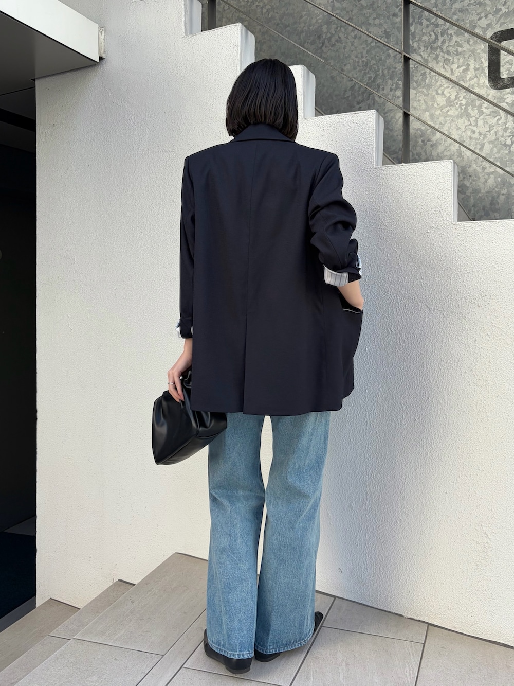 ブラウン系のシャツ/ブラウス、ブラック系のテーラードジャケット、ブラック系のショルダーバッグを着用したレディースの冬コーディネートの4枚目の写真