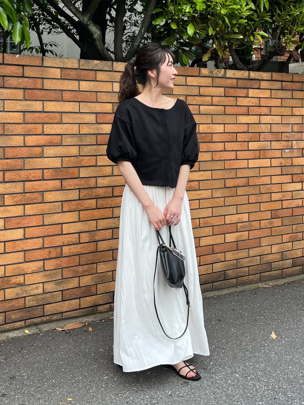 「モノトーン、サンダル、デートコーデ、ロングスカート、きれいめカジュアル、夏コーデ、ゆるコーデ、最近のいい感じコーデ、大人カジュアルコーデ、高身長女子、高身長コーデ」｜「CAPRICIEUX LE'MAGEの前開きパフトップス（Tシャツ/カットソー、ブラック系）」を使った、harunaさん（レディース・165cm）の夏コーディネートの2枚目の写真