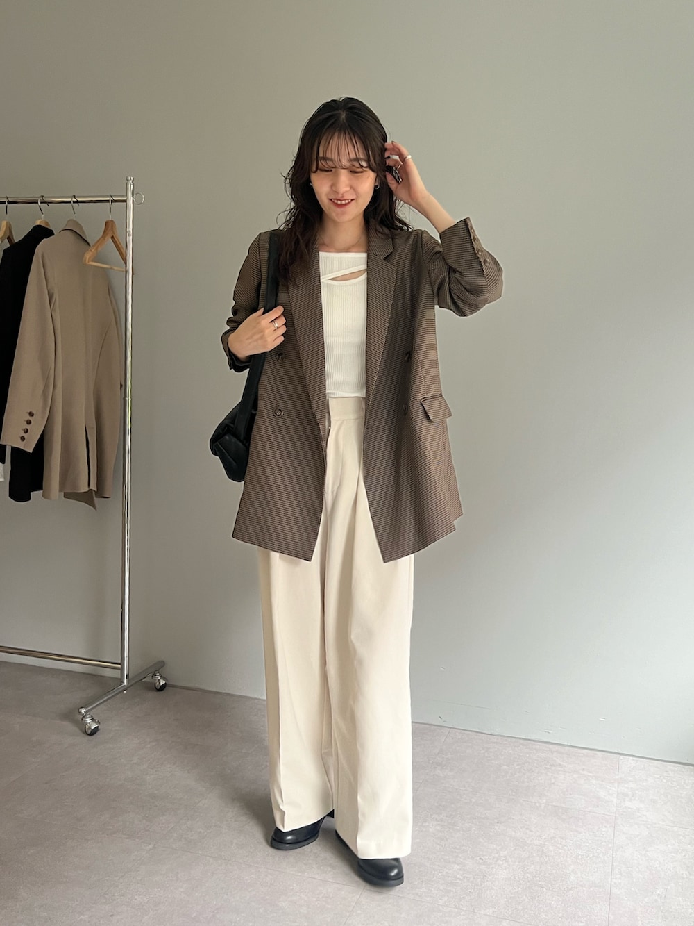 「ブラウン、シャツスタイル、秋服準備はじめました、お出かけコーデ、骨格ナチュラル、淡色コーデ、休日スタイル、オフィスカジュアル、大人カジュアル、チェック」｜「CAPRICIEUX LE'MAGEの【新色追加】Wテーラージャケット（テーラードジャケット、ブラウン系）」を使った、harunaさん（レディース・165cm）の秋コーディネートの2枚目の写真