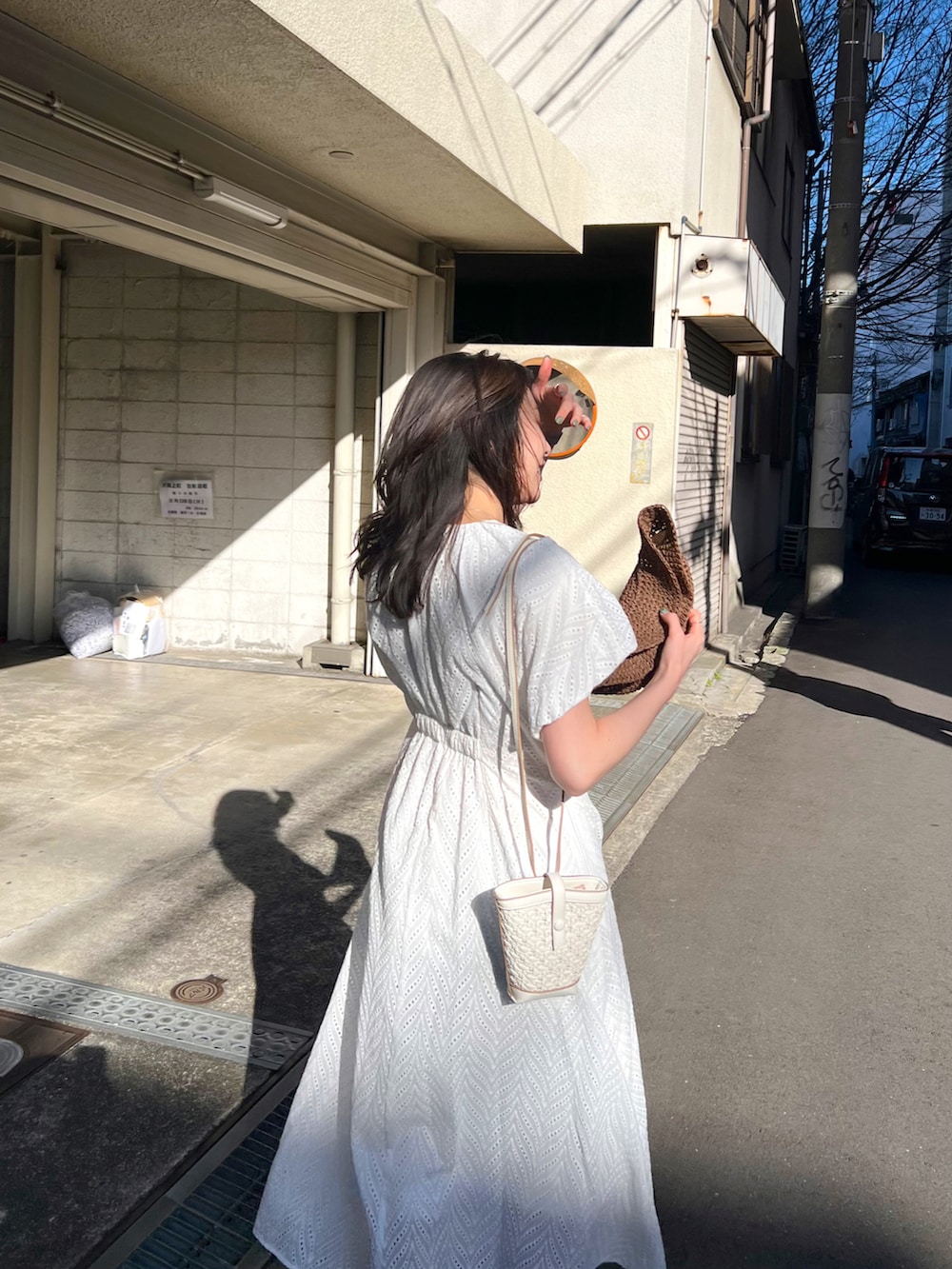 「大人カジュアル、休日コーデ、シンプル、オトナカワイイ、きれいめカジュアル、きれいめコーディネート、淡色コーデ、ワントーンコーデ、パフスリーブ、サンダル」｜「CAPRICIEUX LE'MAGEの【オケージョンアイテム】カットワークレースパフワンピース（ワンピース、ホワイト系）」を使った、harunaさん（レディース・165cm）の春コーディネートの3枚目の写真