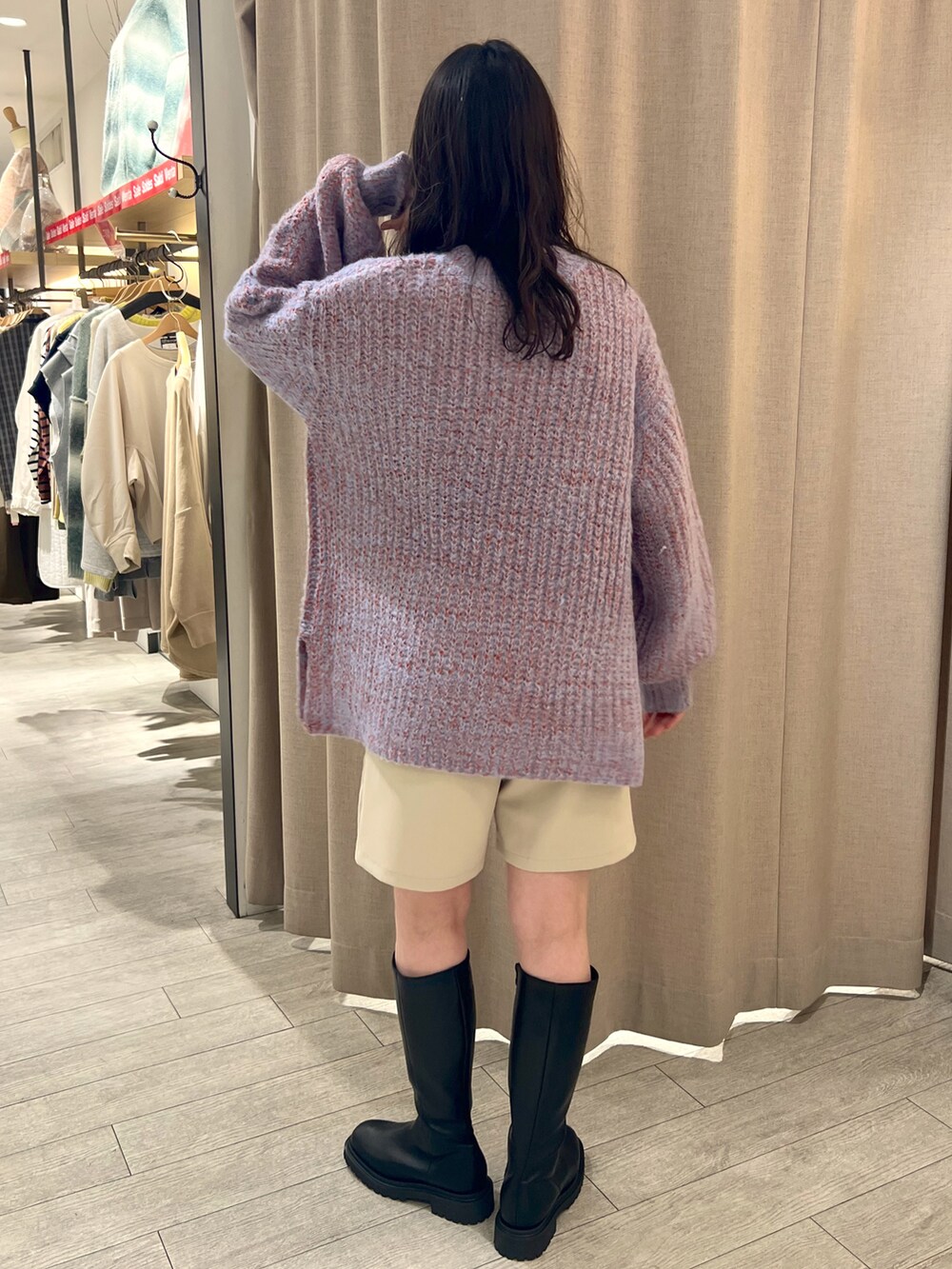 「大人カジュアル、お出かけコーデ、ショートパンツ、大人かわいい、チュニック、カラーニット、ニット、ロングブーツ、ボリューム袖」｜「CAPRICIEUX LE'MAGEのMIXカラーチュニック（ニット/セーター、ブルー系）」を使った、harunaさん（レディース・165cm）の冬コーディネートの2枚目の写真