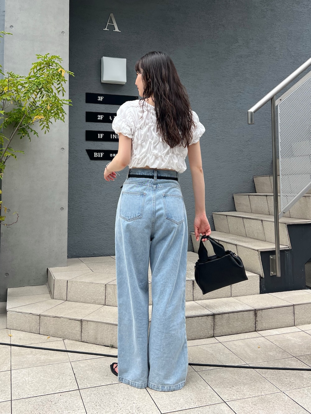 「サンダル、白Tシャツ、デートコーデ、きれいめカジュアル、夏コーデ、韓国ファッション、おでかけコーデ、夏服コーデ、オトナカジュアル、パンツコーデ、大人可愛い、春夏コーデ、シンプルスタイル、カジュアルスタイル、カラーコーデ」｜「CAPRICIEUX LE'MAGEのタックワイドデニム（デニムパンツ、ブルー系）」を使った、harunaさん（レディース・165cm）の夏コーディネートの4枚目の写真