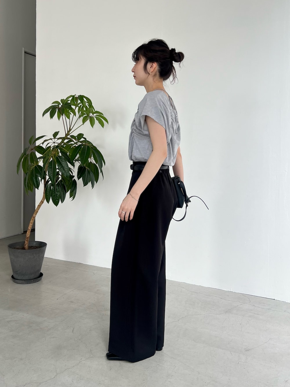 「大人カジュアル、最近のいい感じコーデ、春夏コーデ、シンプルコーデ、レイヤードスタイル、きれいめカジュアル、休日スタイル、大人女子、大人かわいい、カジュアルコーデ、ラクチンコーデ、夏ファッション、オトナカジュアル、今日のコーデ、パンツスタイル」｜「CAPRICIEUX LE'MAGEの＜新色追加/ブルー＞2タックワイドパンツ（その他パンツ、ブラック系）」を使った、harunaさん（レディース・165cm）の春コーディネートの4枚目の写真