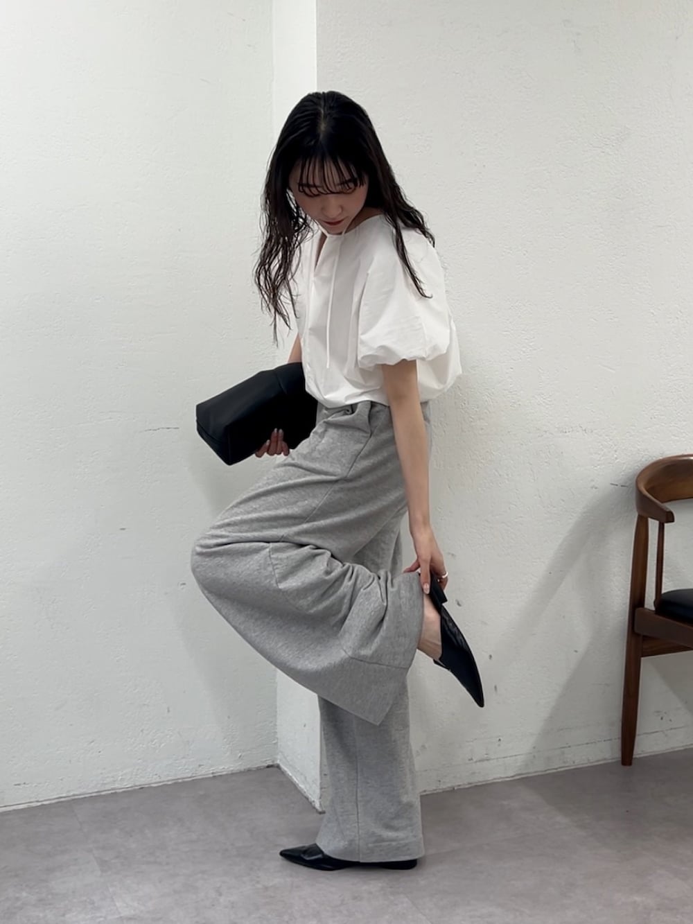 「スウェットパンツ、韓国ファッション、休日スタイル、お出かけコーデ、リボン、大人カジュアル、スポーツミックス、大人ファッション、オトナ女子、春、パンツスタイル、ラフコーデ、ラクチンコーデ、今日のコーデ」｜「CAPRICIEUX LE'MAGEの【yao企画】【高身長サイズあり】タックスウェットパンツ（その他パンツ、グレー系）」を使った、harunaさん（レディース・165cm）の春コーディネートの2枚目の写真