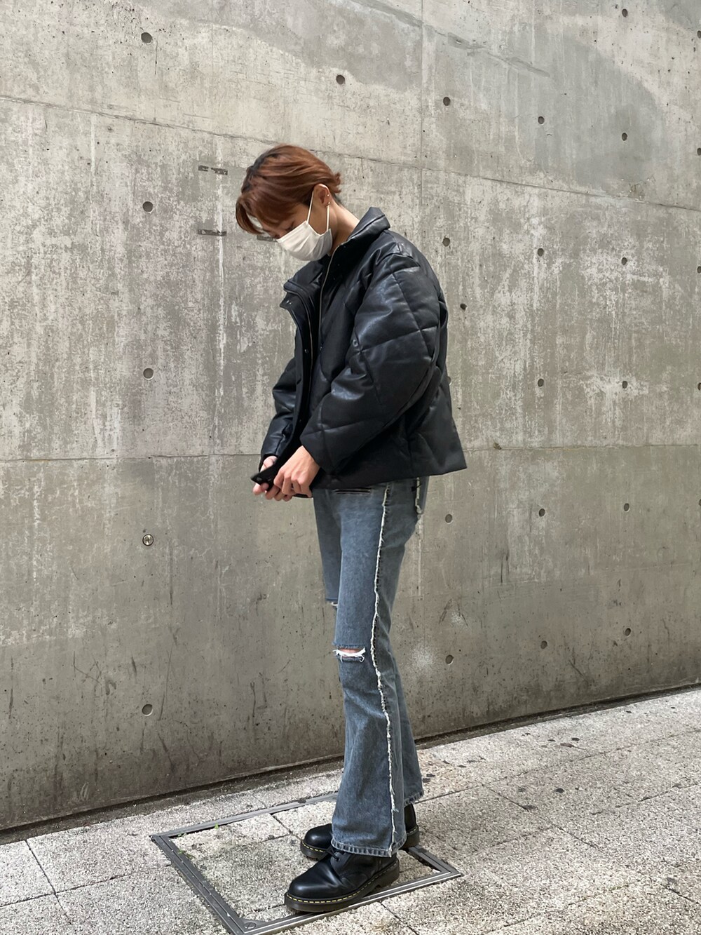 「休日コーデ、お洒落さんとつながりたい、冬のコーデ、韓国ファッション、シンプル、レディース男子、ブーツカットパンツ、韓国ブランド」｜「Dr. MartensのDr.Martens / ドクターマーチン 1460 8EYEBOOT 8ホール ブーツ シューズ（ブーツ、ブラック系）」を使った、ウェア太郎さん（メンズ・176cm）の冬コーディネートの5枚目の写真