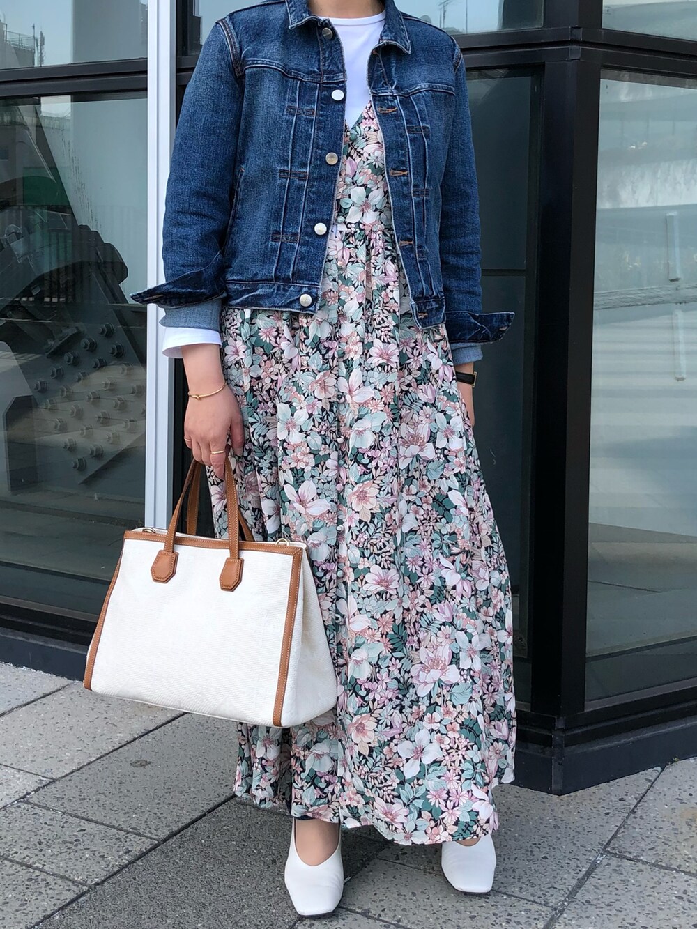 グリーン系のワンピース、ホワイト系のパンプス、ホワイト系のトートバッグを着用したレディースの春コーディネートの2枚目の写真