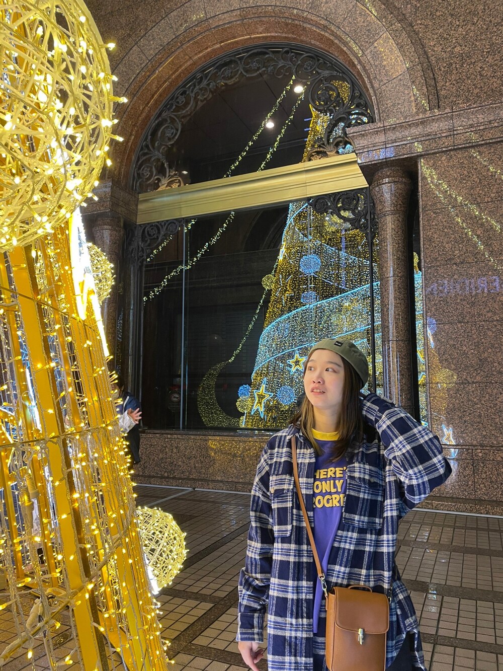 ブルー系のシャツ/ブラウス、パープル系のTシャツ/カットソー、ブラウン系のバッグを着用したレディースの冬コーディネートの2枚目の写真