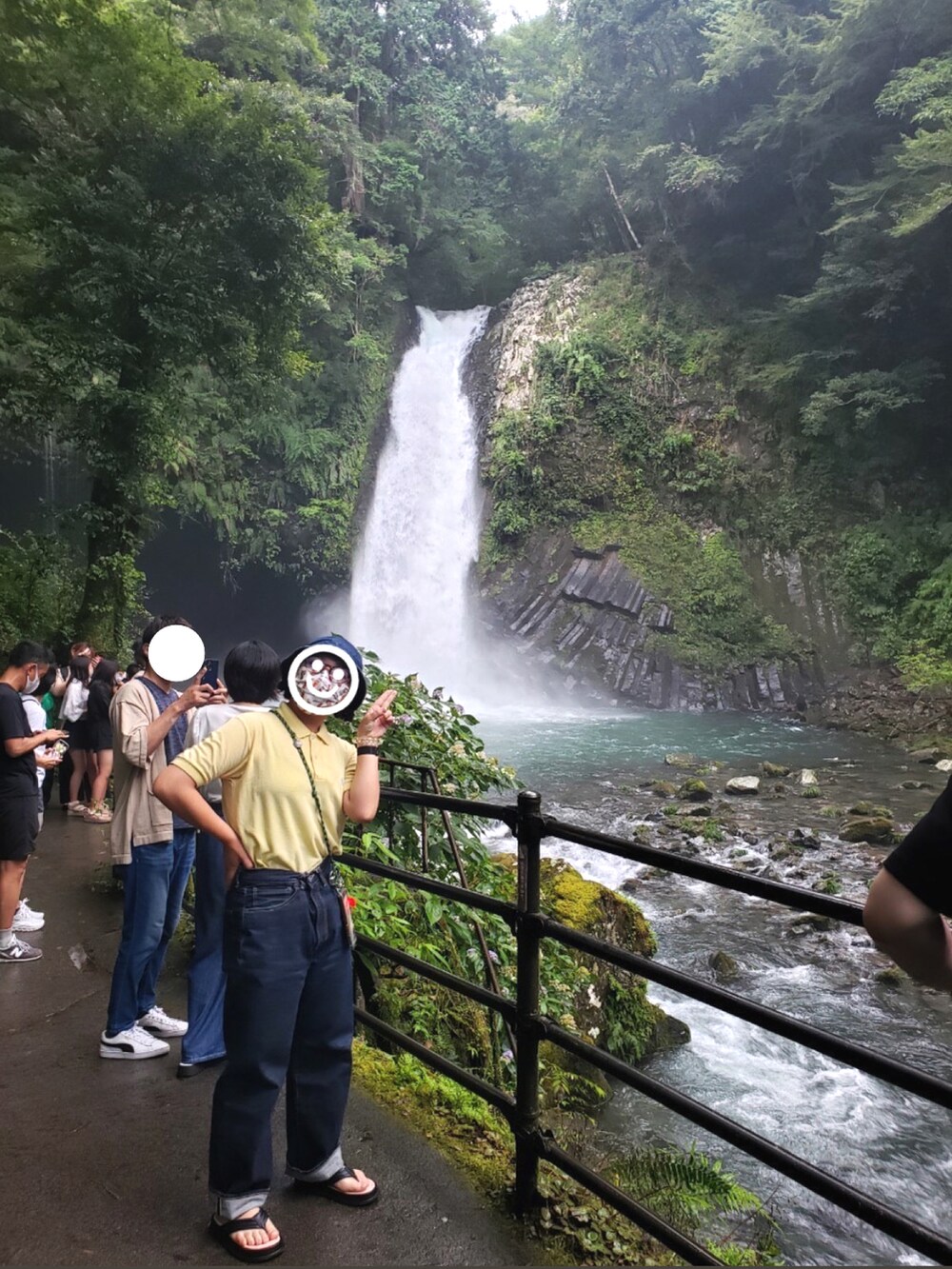 ブラック系のサンダル、イエロー系のポロシャツ、ブルー系のハットを着用したレディースの夏コーディネートの2枚目の写真