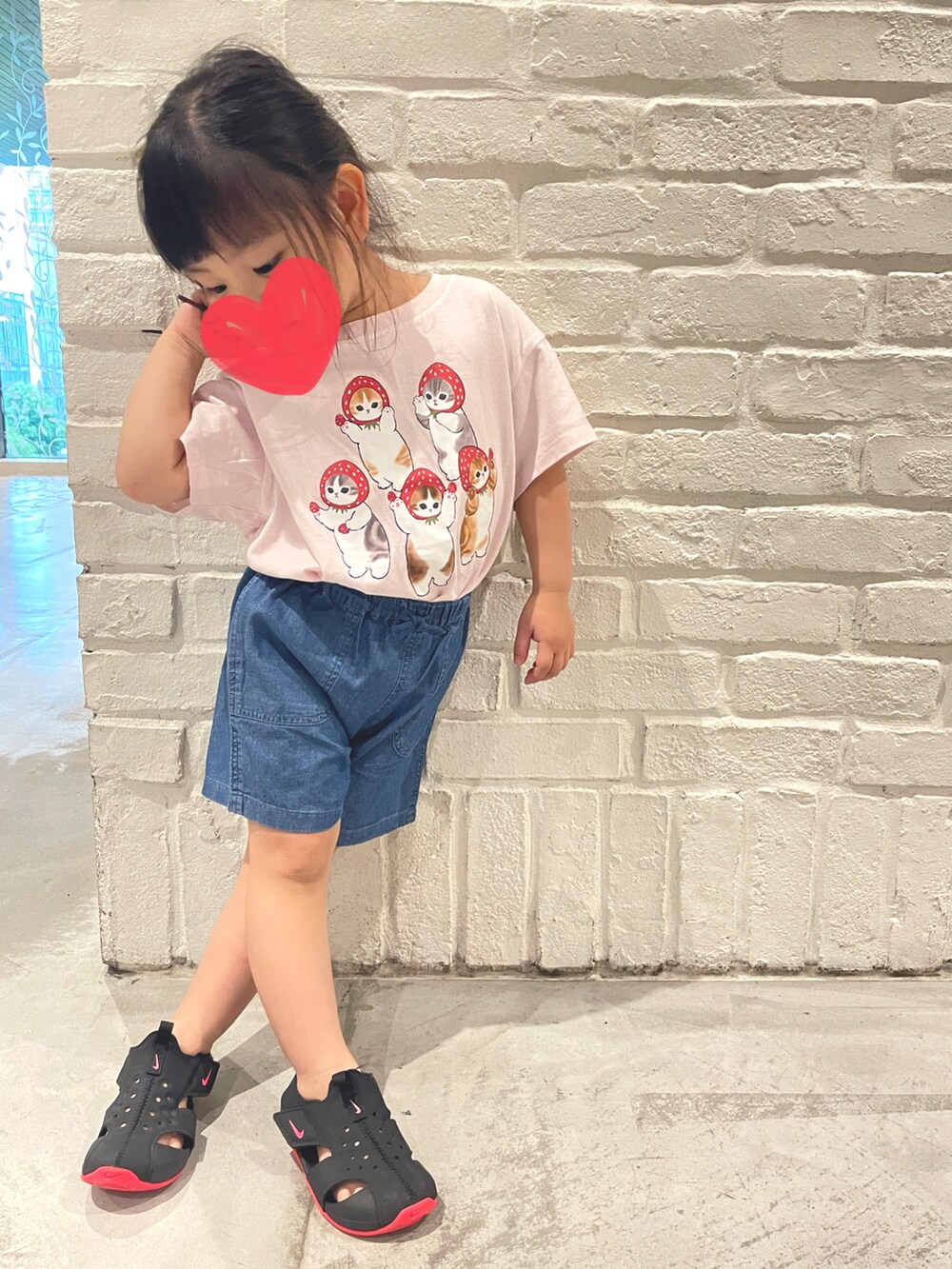 ブルー系のパンツ、ピンク系のTシャツ/カットソー、ブラック系のサンダルを着用したキッズの春コーディネートの2枚目の写真