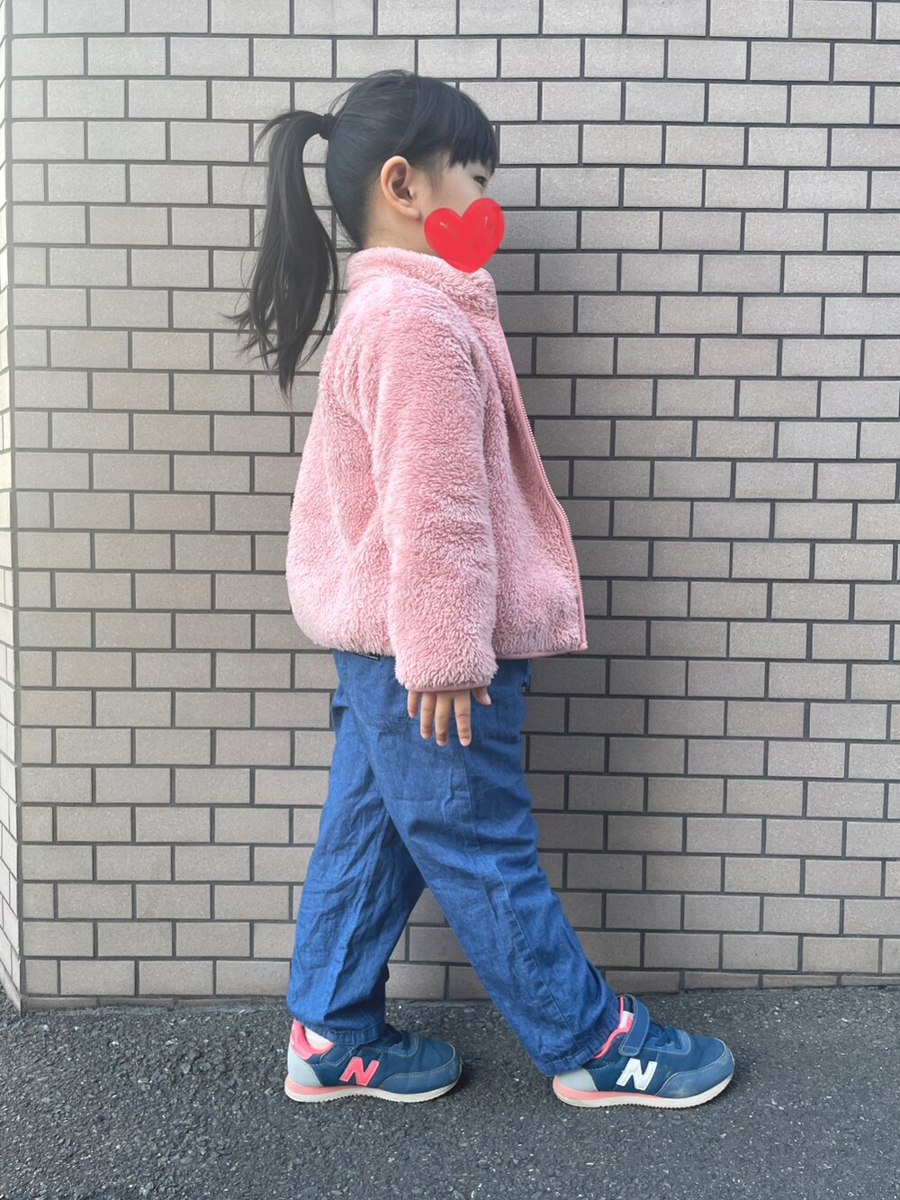 ブルー系のデニムパンツ、ホワイト系のTシャツ/カットソー、ピンク系のジャケット/アウターを着用したキッズの冬コーディネートの2枚目の写真