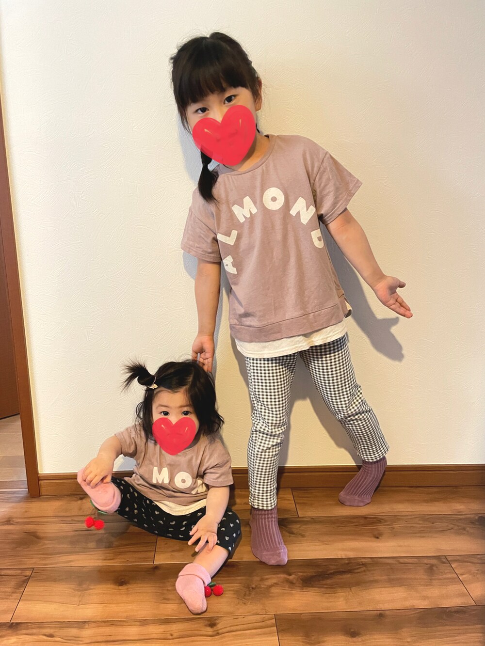 その他のその他パンツ、ブラウン系のTシャツ/カットソーを着用したキッズの春コーディネートの2枚目の写真