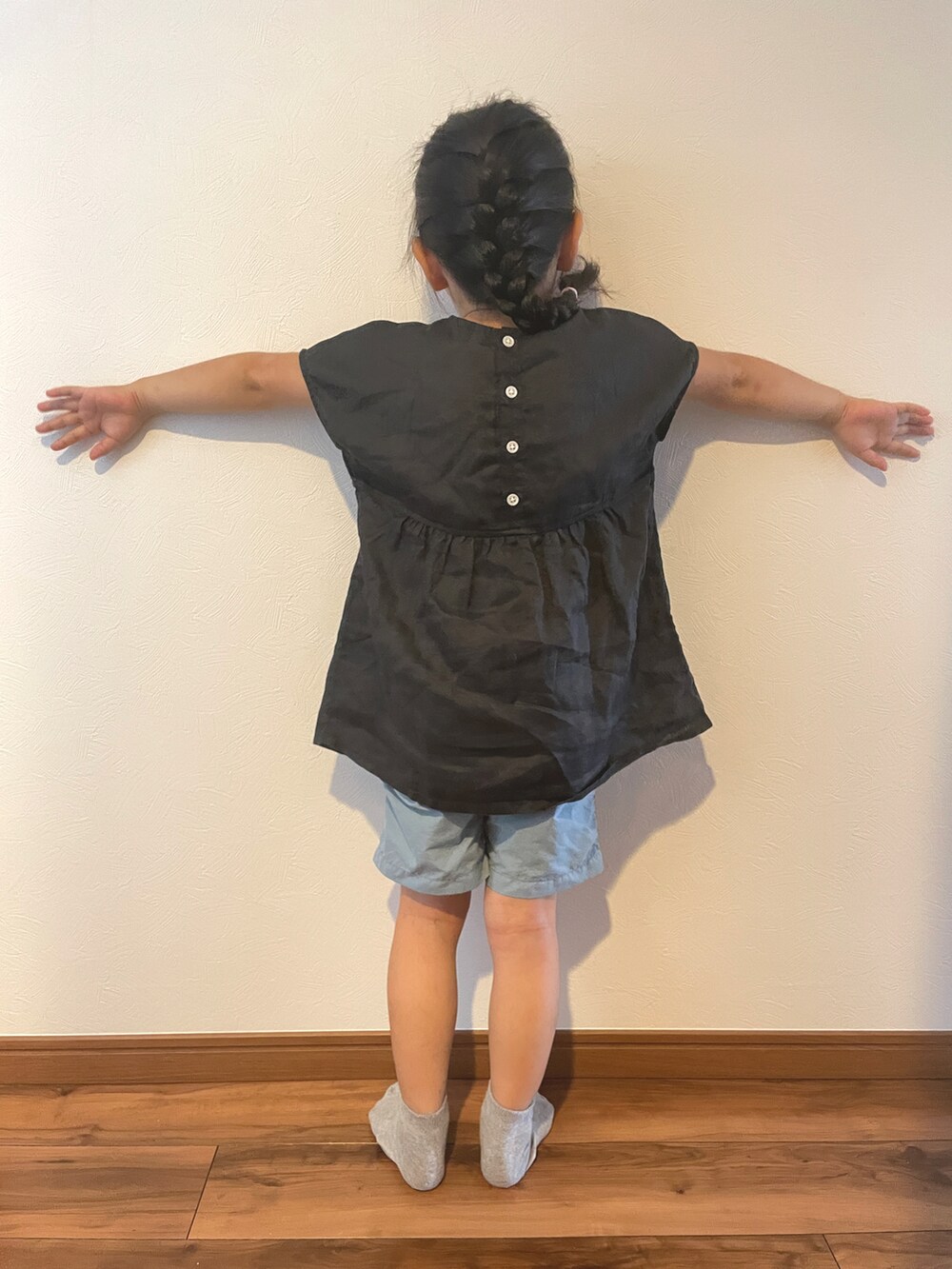 ブラック系のシャツ/ブラウス、ブルー系のパンツを着用したキッズの夏コーディネートの2枚目の写真