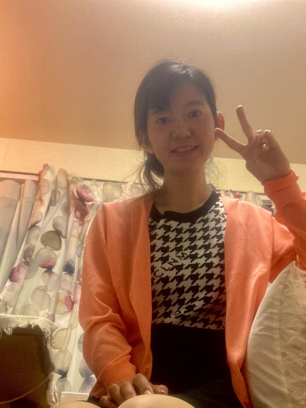 オレンジ系のカーディガン/ボレロを着用したレディースの夏コーディネートの2枚目の写真