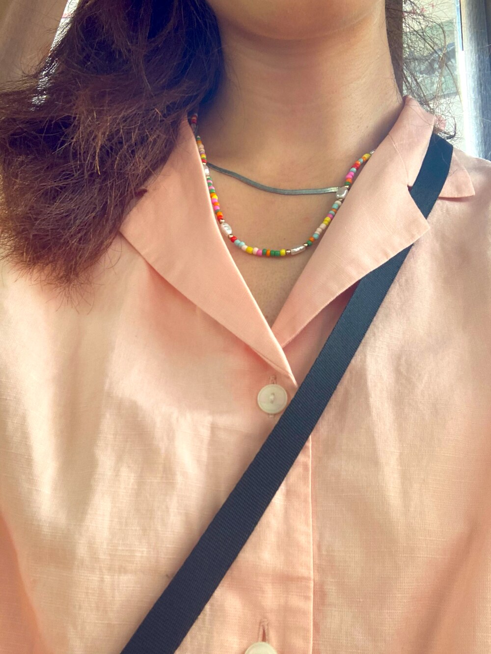 オレンジ系のシャツ/ブラウスを着用したレディースの夏コーディネートの2枚目の写真